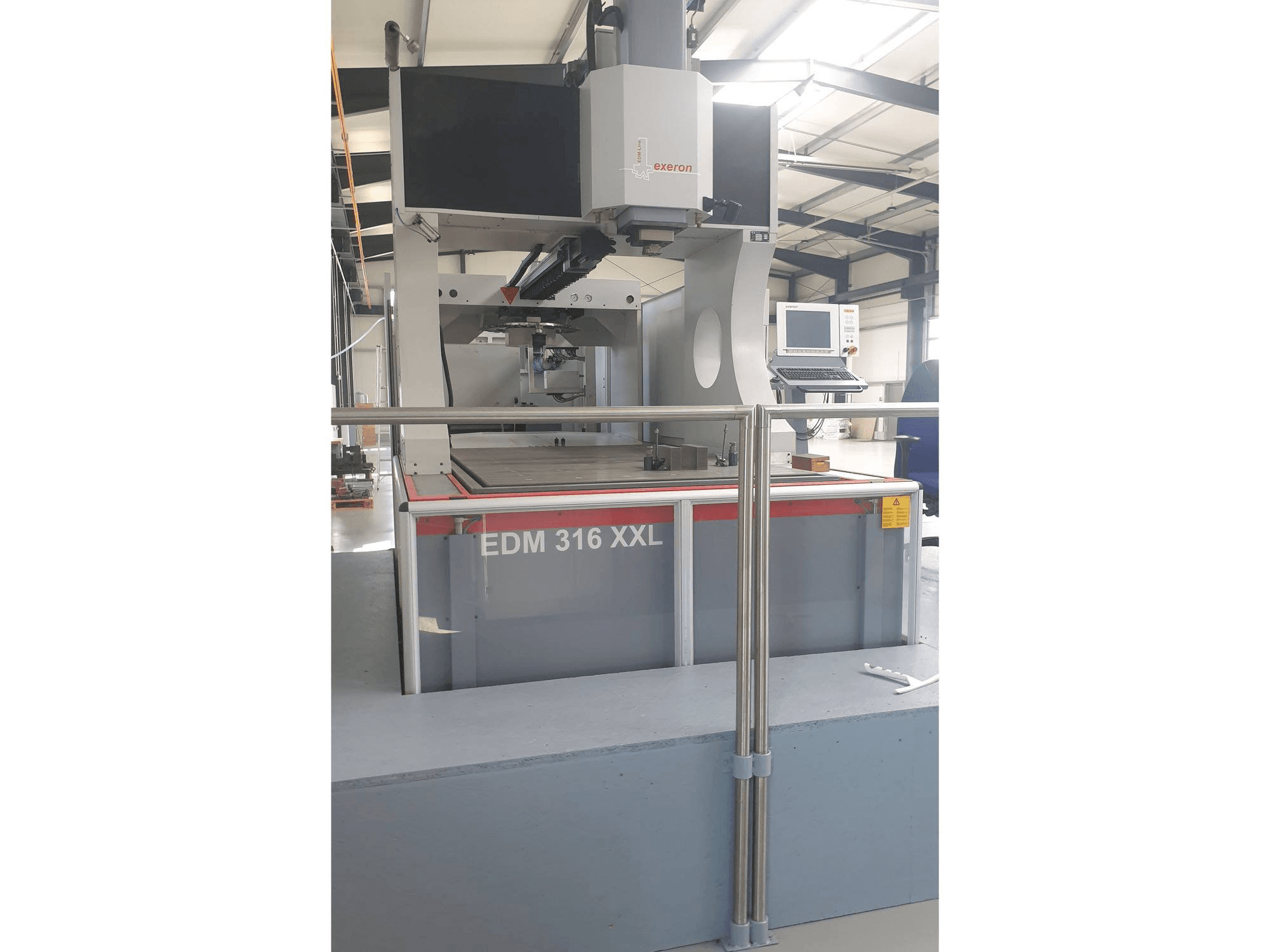 Čelní pohled na Exeron 316 XXL stroj