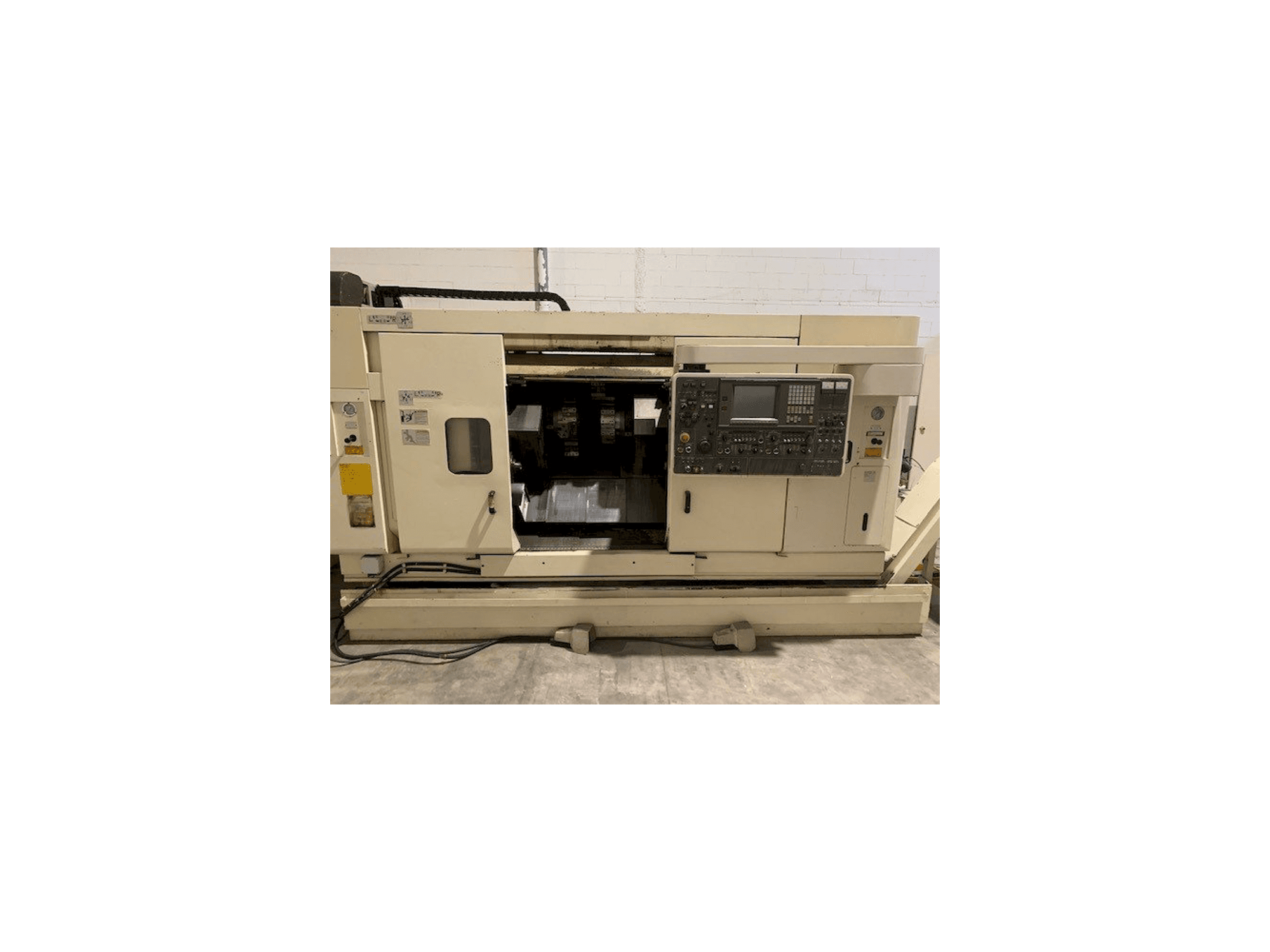 Čelní pohled na NAKAMURA-TOME TW-20 stroj