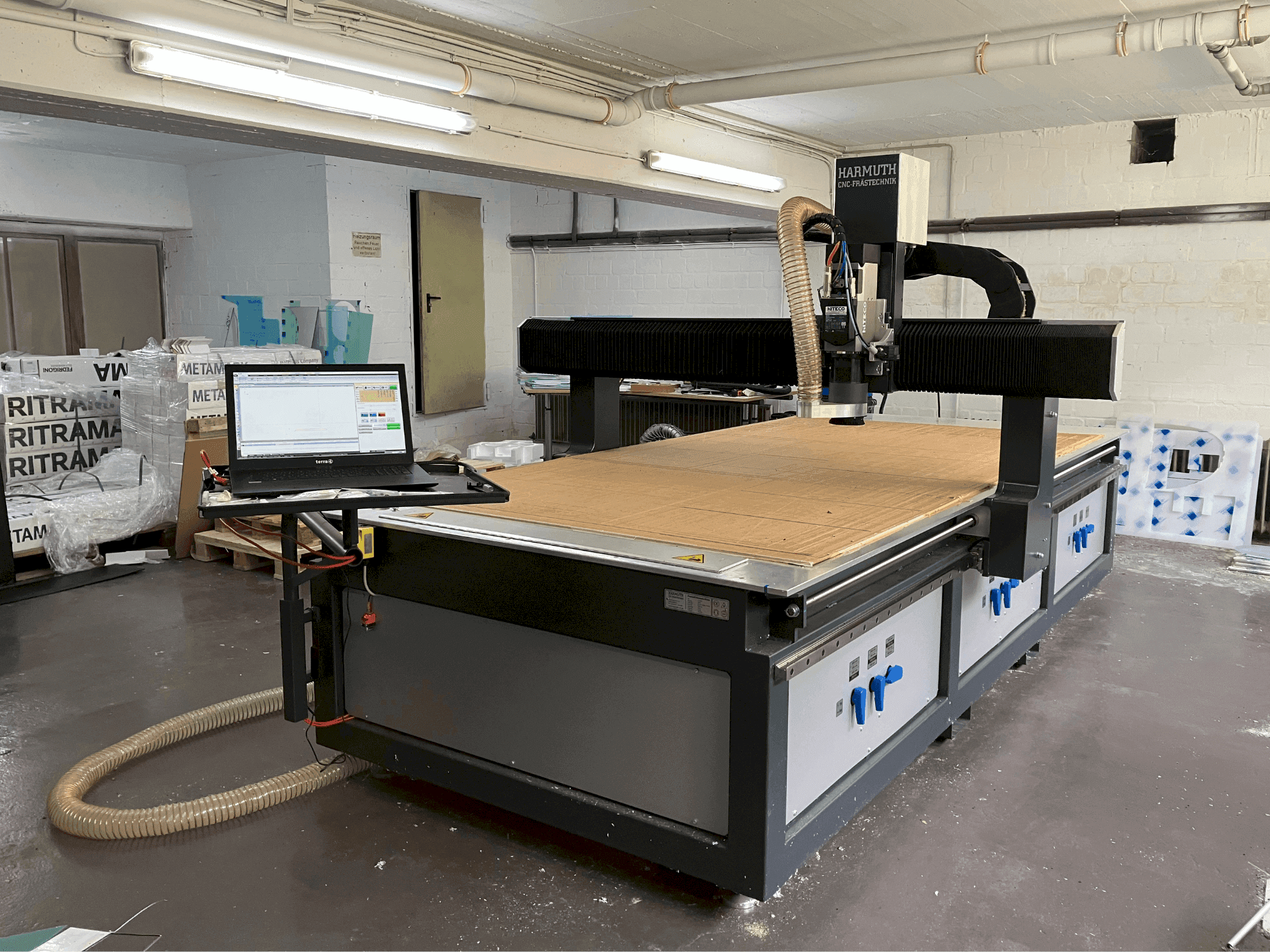 Čelní pohled na HARMUTH F+3000 stroj