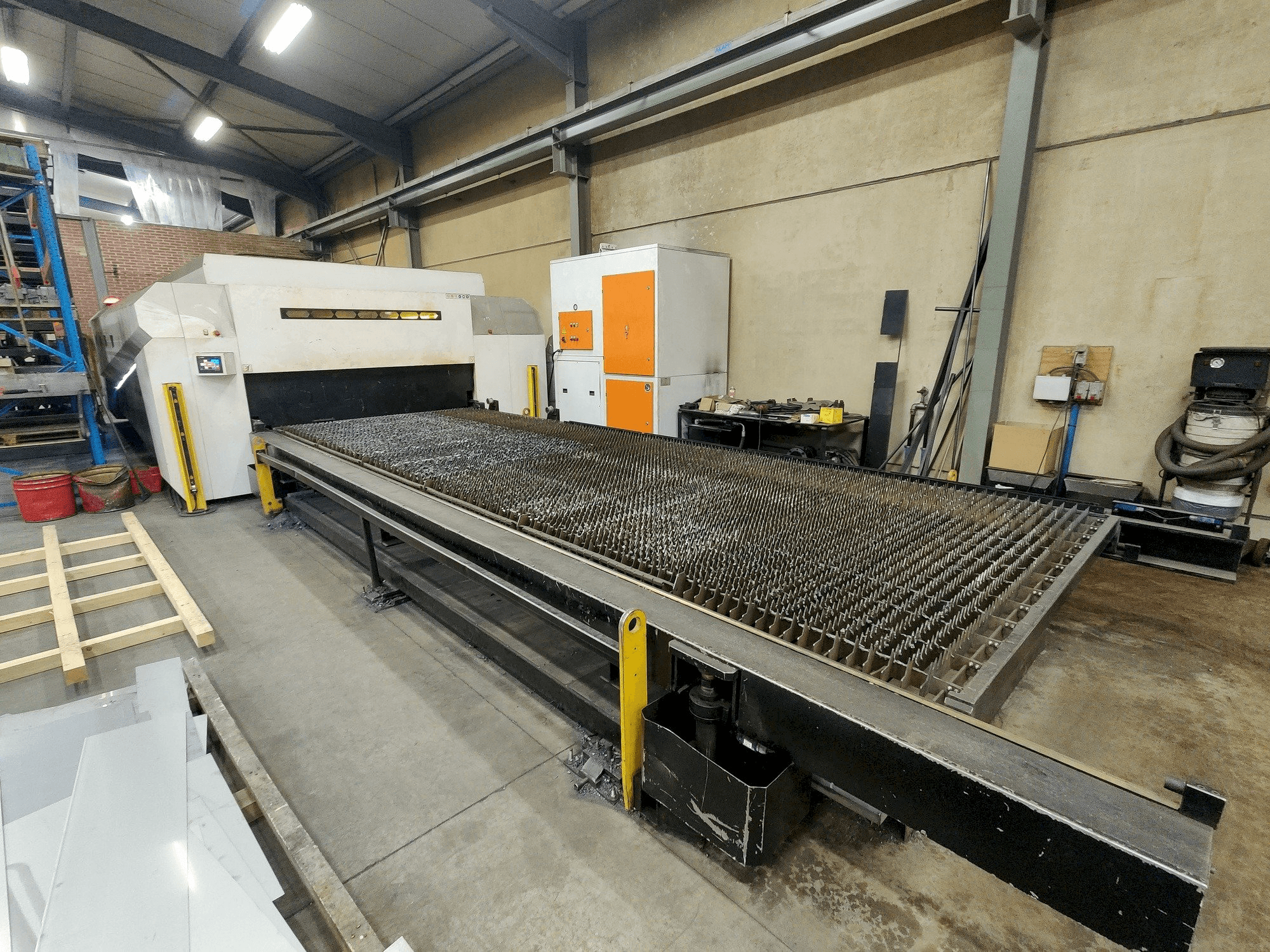 Čelní pohled na ERMAKSAN Fibermak Momentum Gen2 stroj