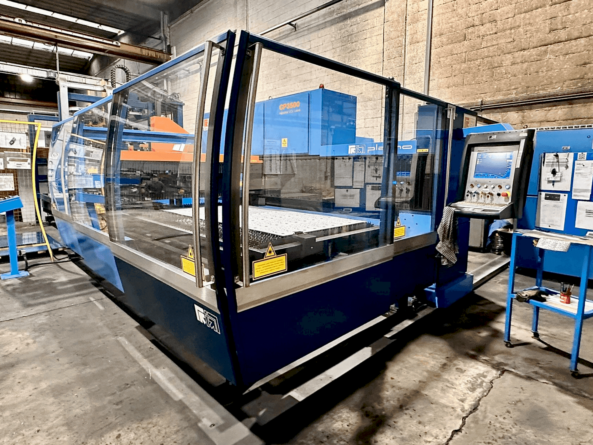 Čelní pohled na Prima Industrie Platino 1530 stroj