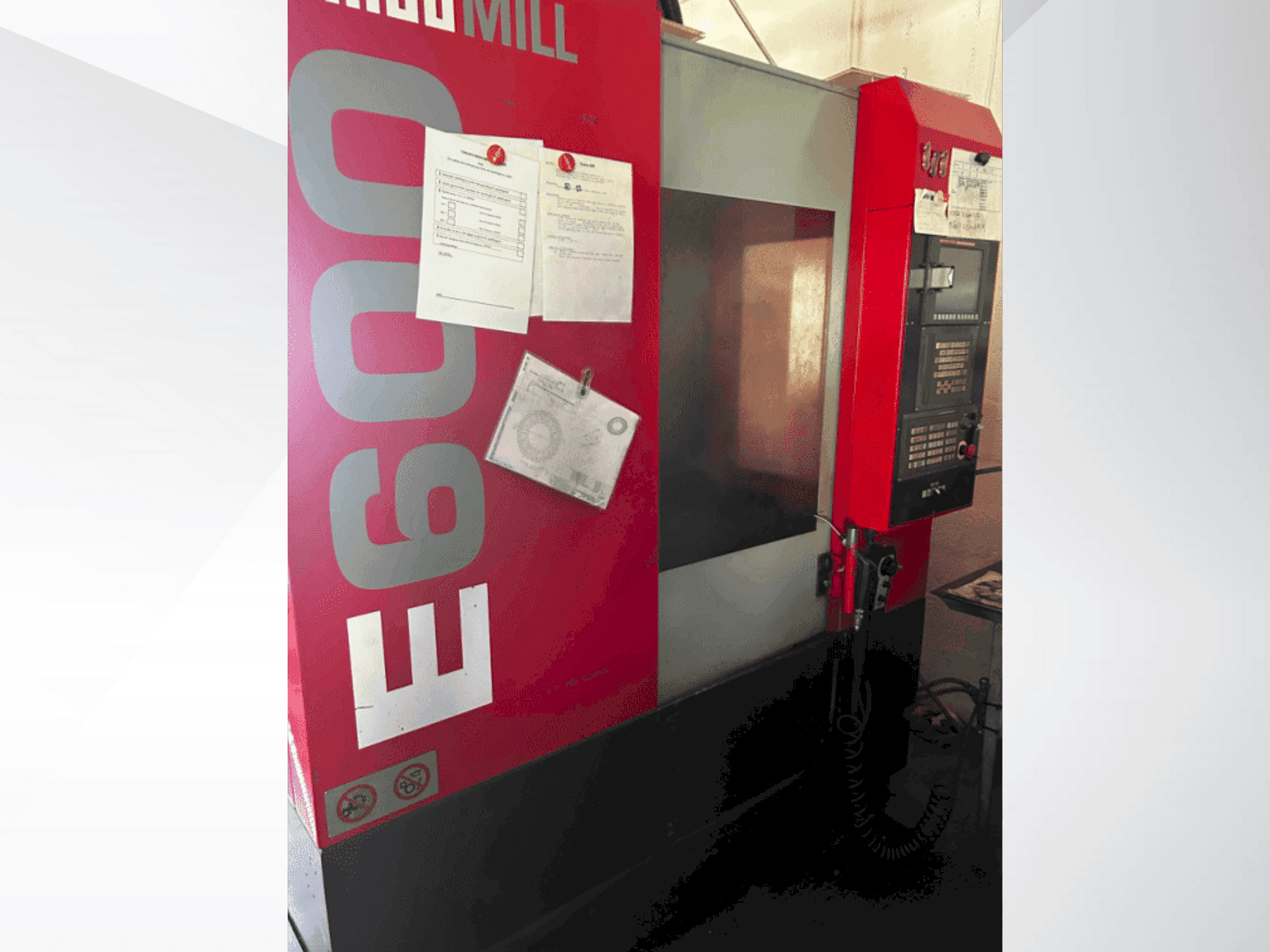 Čelní pohled na EMCO E600 stroj