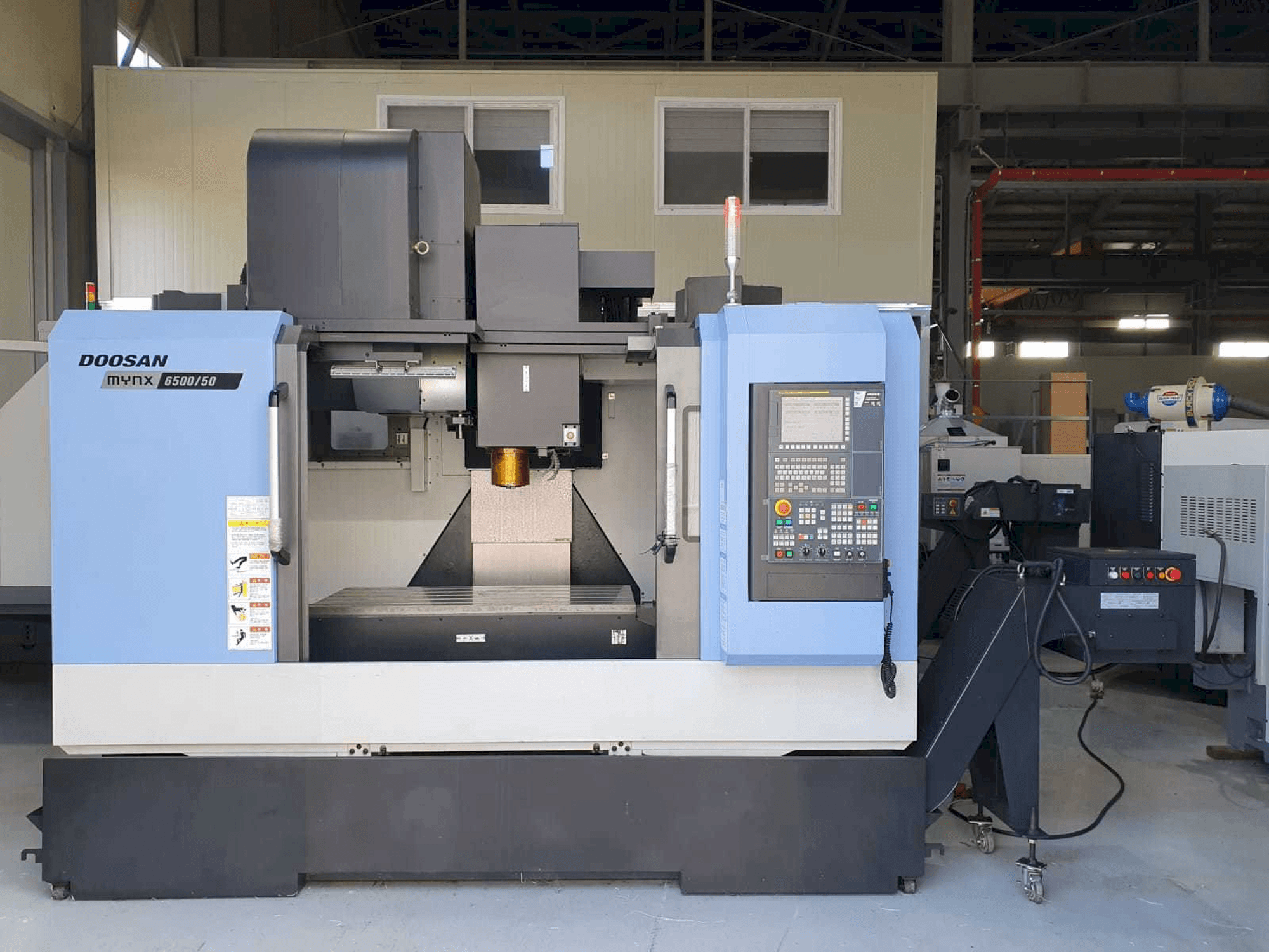 Čelní pohled na Doosan Mynx 6500/50 stroj
