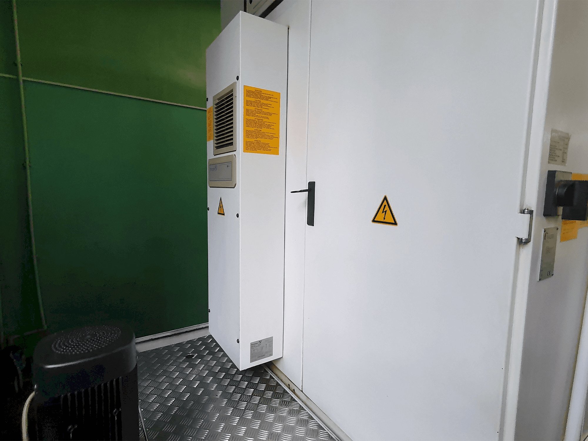 Zadní pohled na Walter Helitronic Power stroj