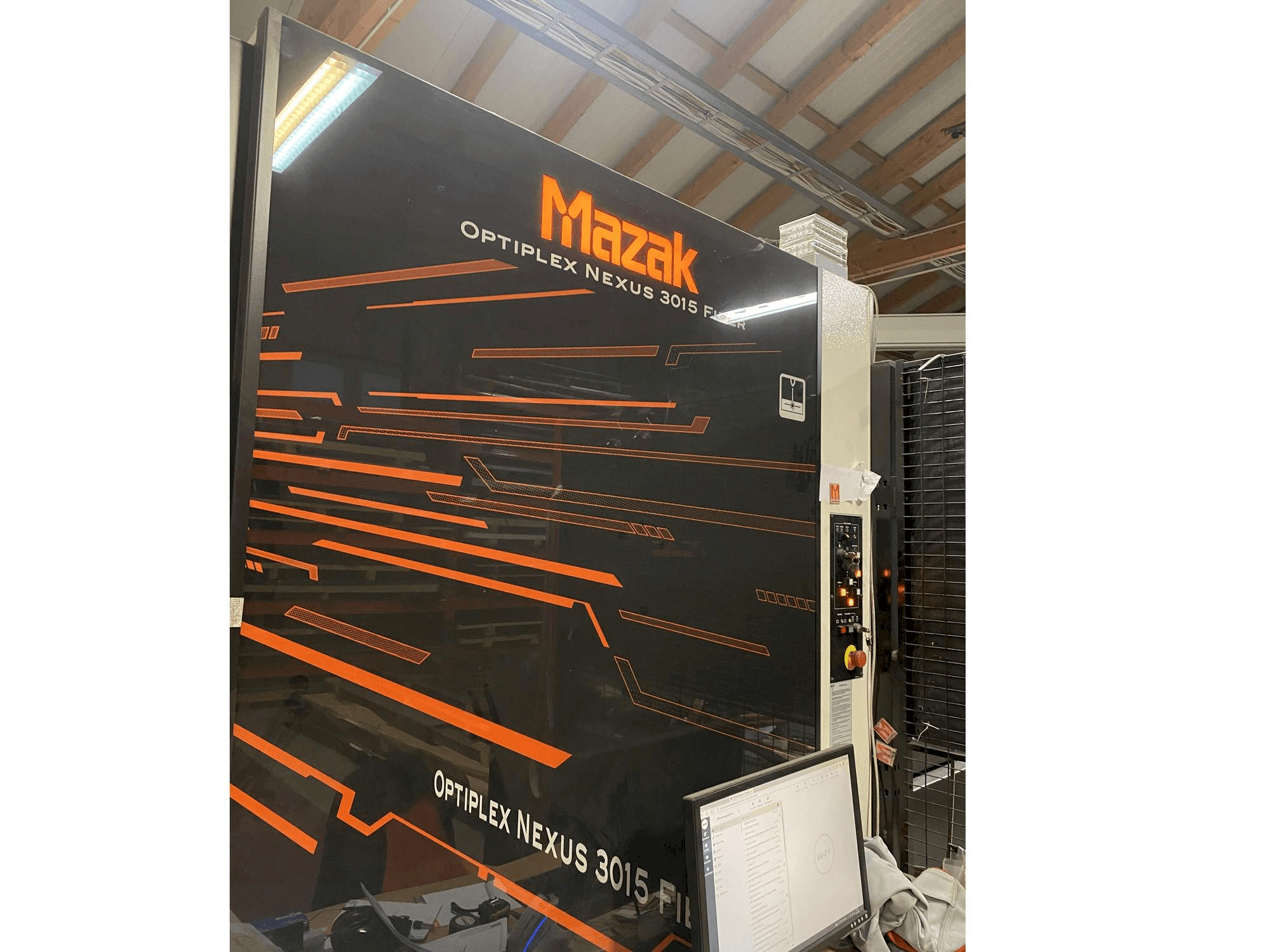 Čelní pohled na Mazak Optiplex Nexus 3015 stroj