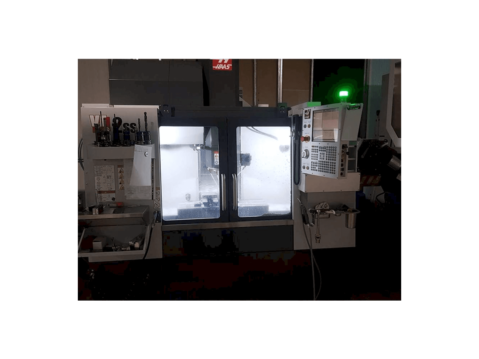 Čelní pohled na HAAS VF-2SS stroj