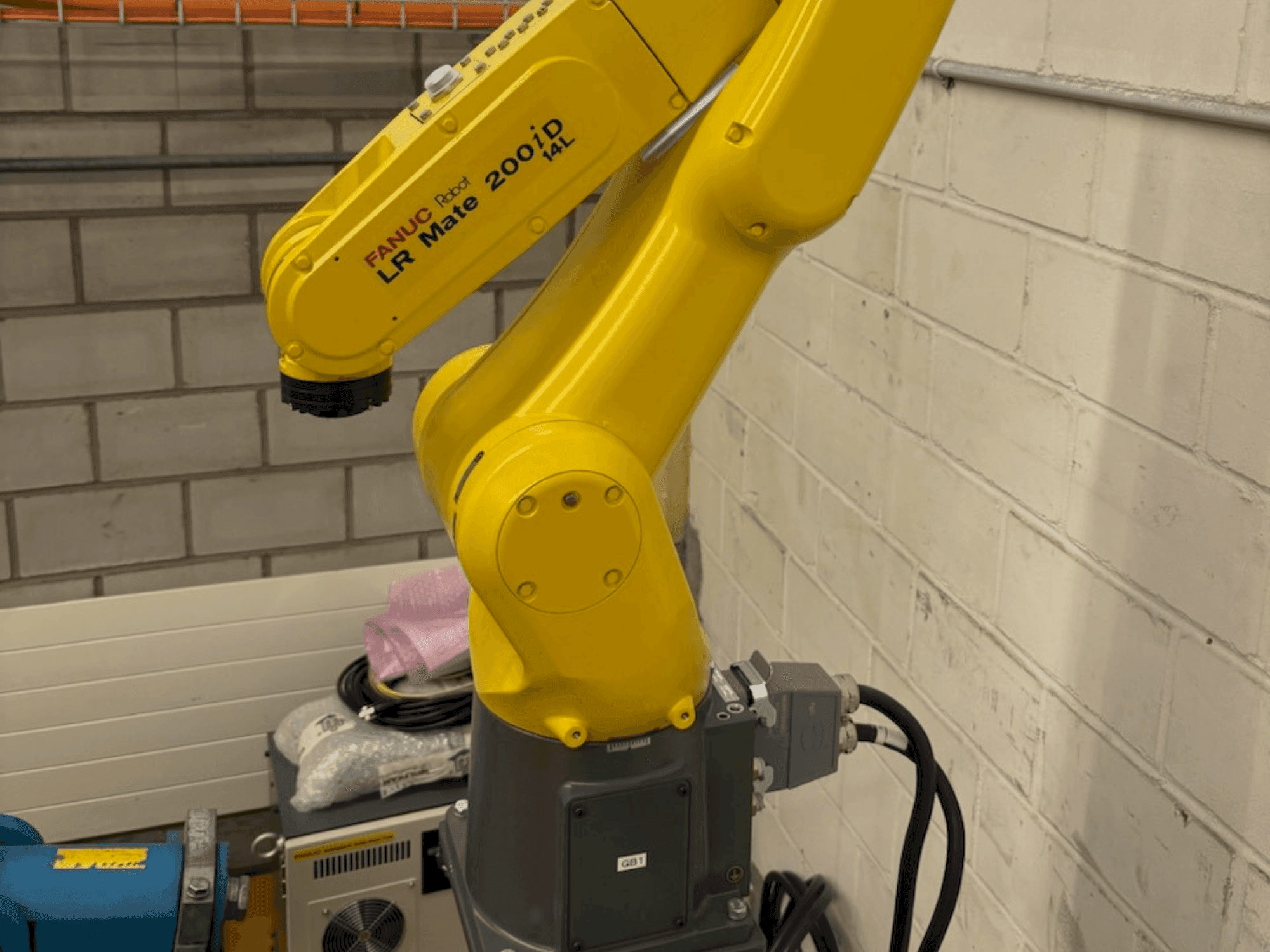 Čelní pohled na FANUC LR Mate 200 iD 14L stroj