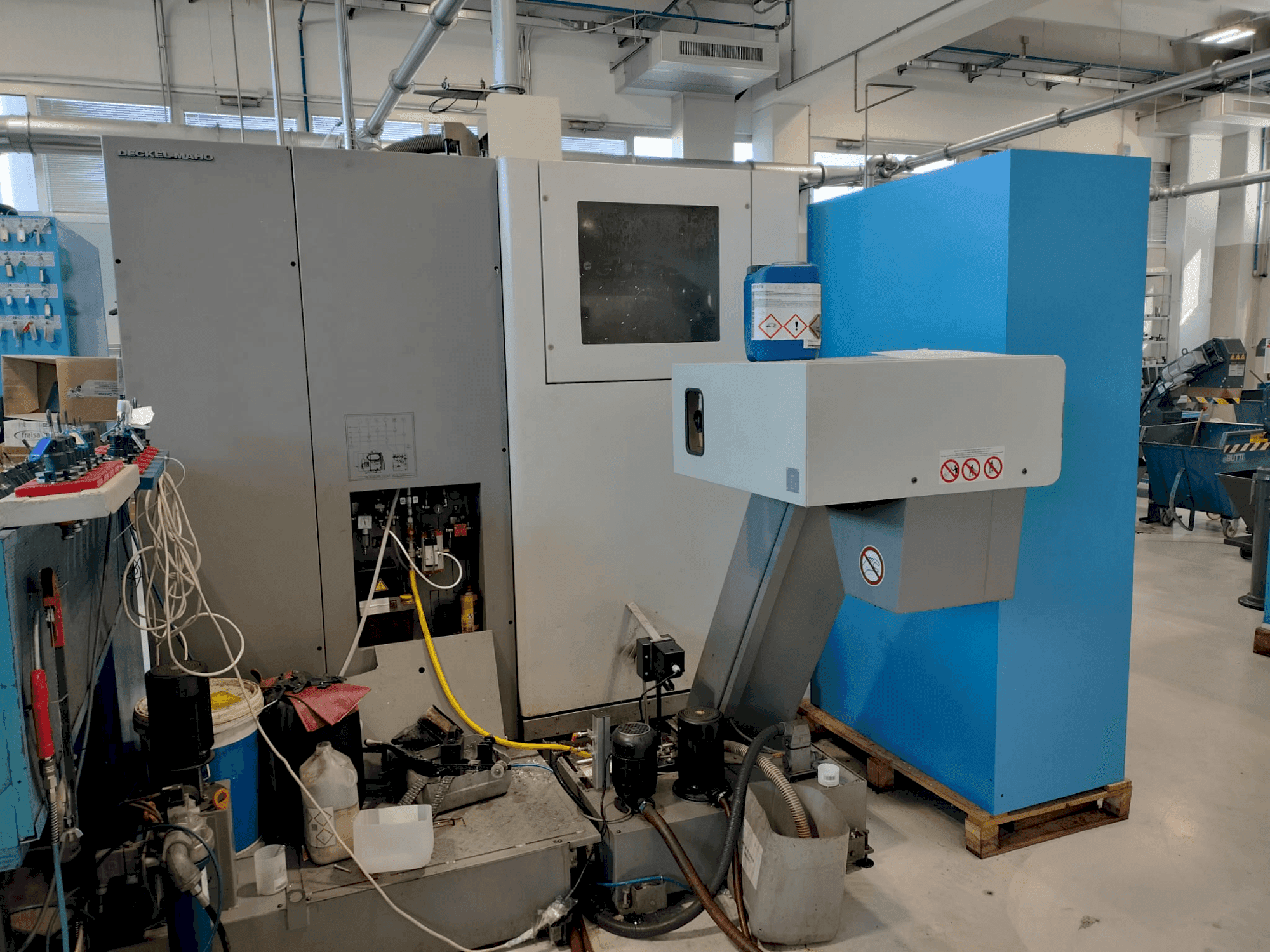 Čelní pohled na DMG DECKEL MAHO DMC 635V stroj