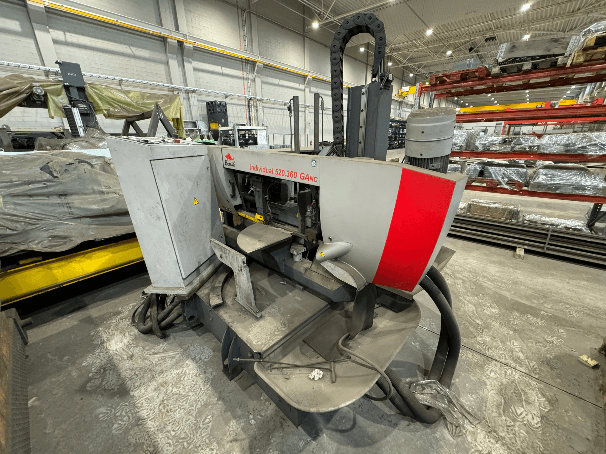 CNC stroj Böhler Individual 520.360 GANC v dílně, pohled zepředu s viditelnými ovládacími prvky a motorem.