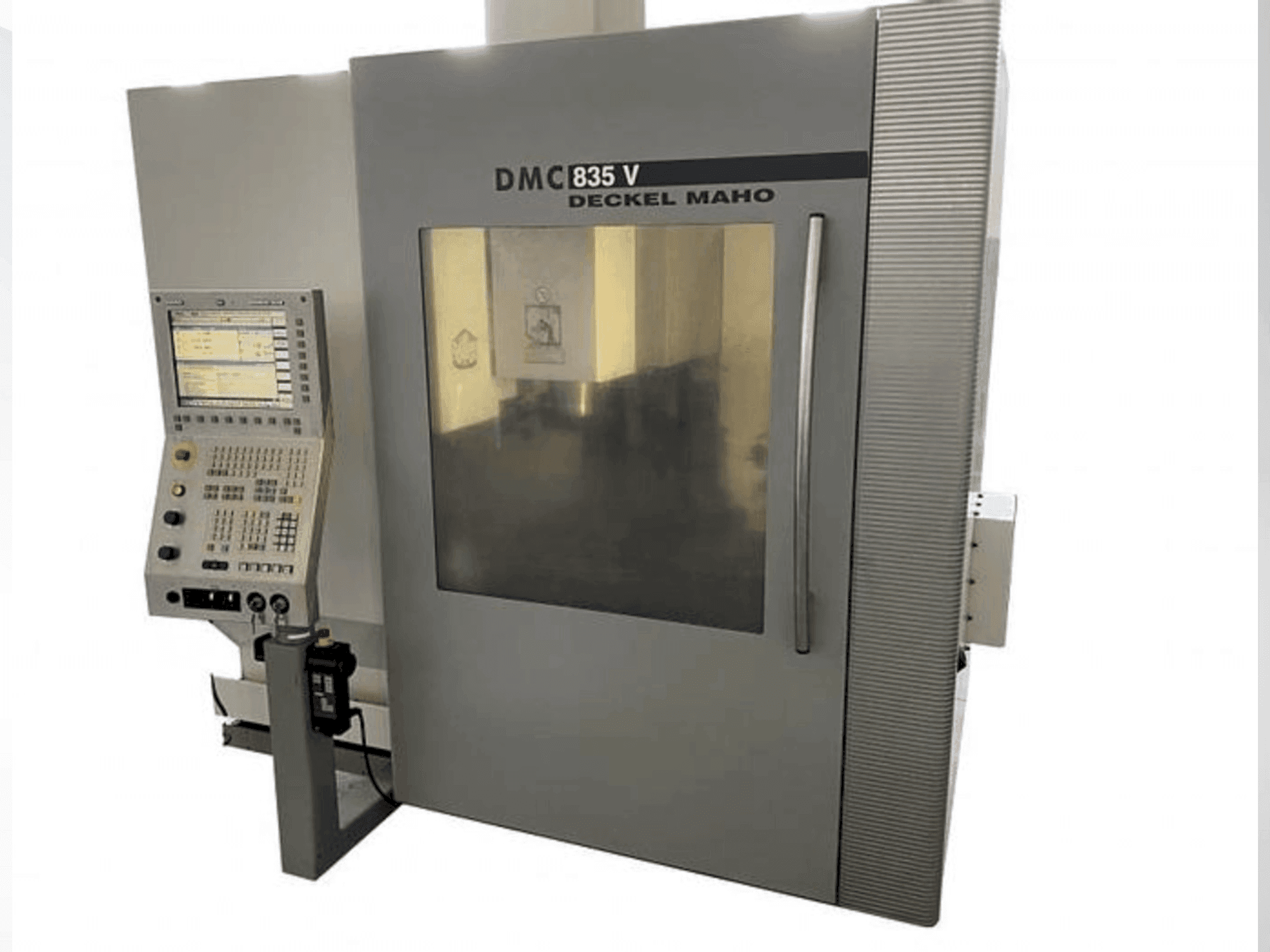 Čelní pohled na DMG DECKEL MAHO DMC 835V stroj