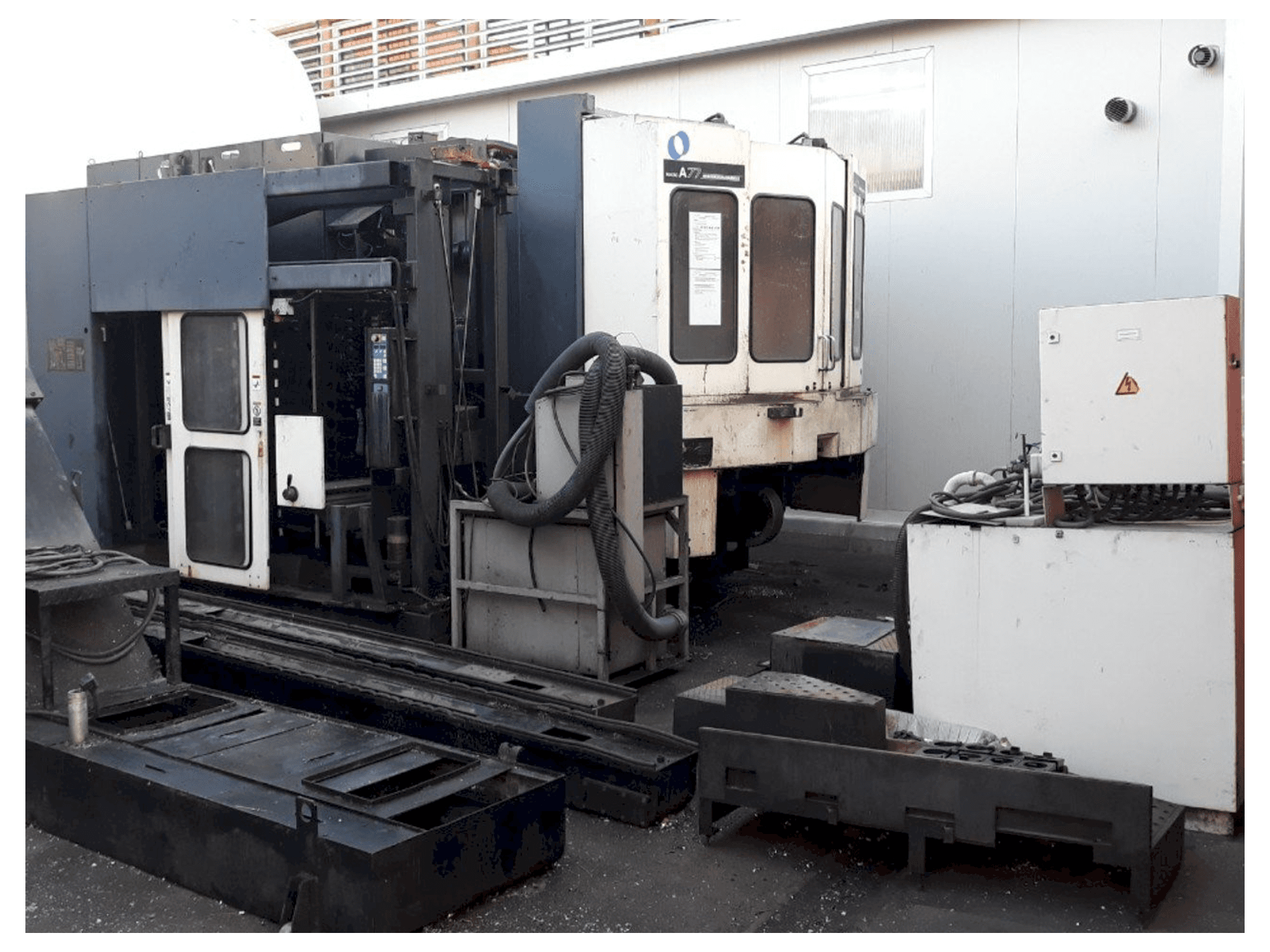 Čelní pohled na Makino A77 stroj