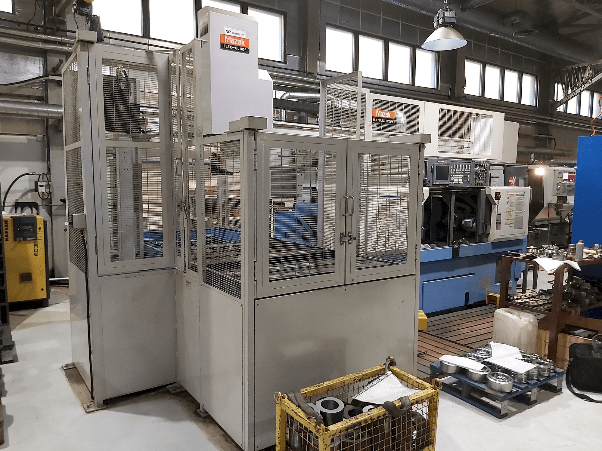 Čelní pohled na Mazak Multiplex 6200Y + Gantry robot stroj