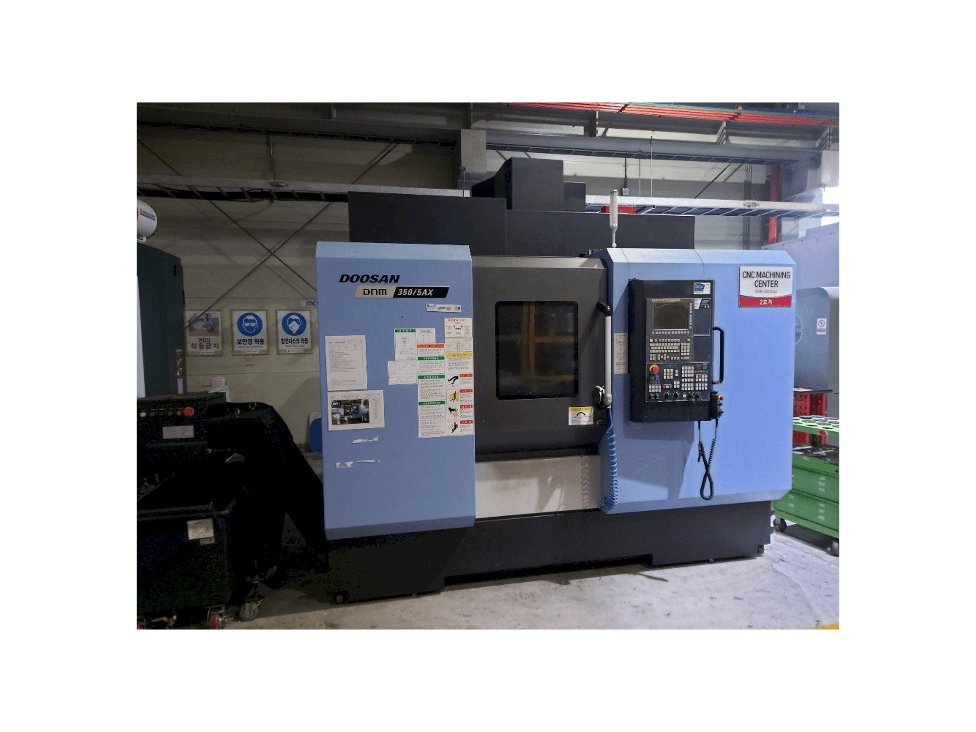 Čelní pohled na Doosan DNM350/5AX stroj