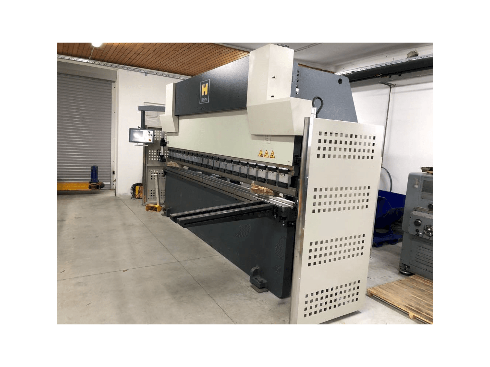 Čelní pohled na HACO SYNCHROMASTER 40175 stroj