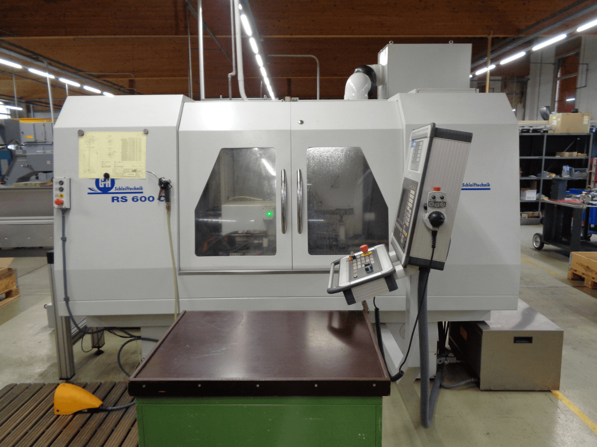 Bruska na kulato GEIBEL & HOTZ RS 600 C, čelní pohled na ovládací panel a pracovní stůl v továrním prostředí.