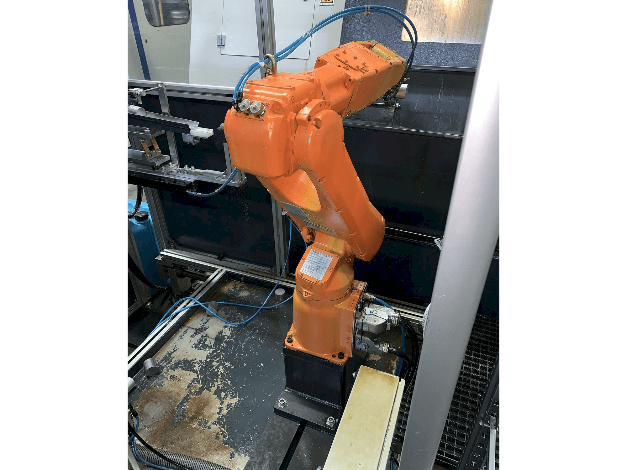 Čelní pohled na Yaskawa Motoman YR-MH005LS-A12 stroj