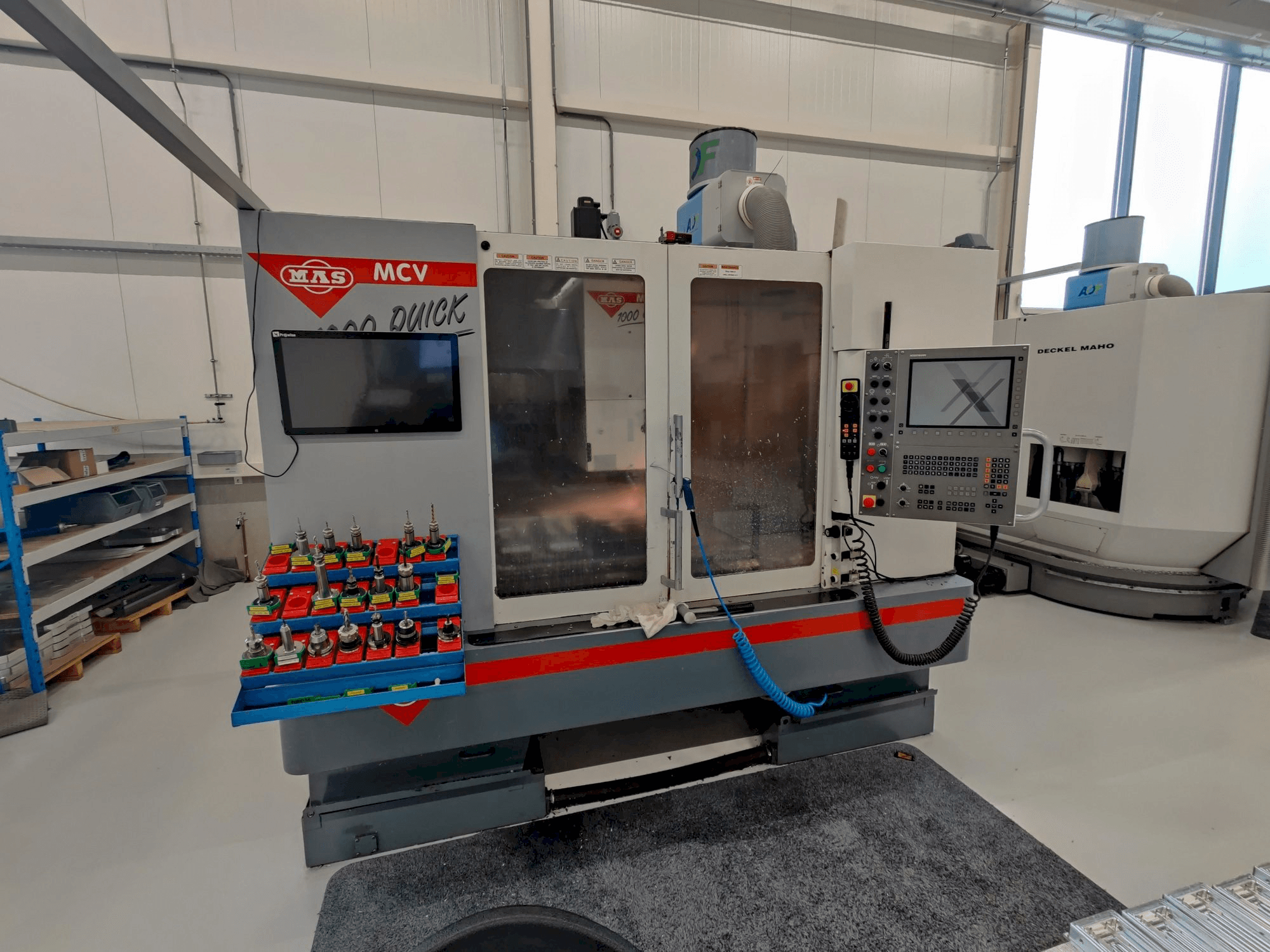 Čelní pohled na MAS MCV1000 Quick stroj