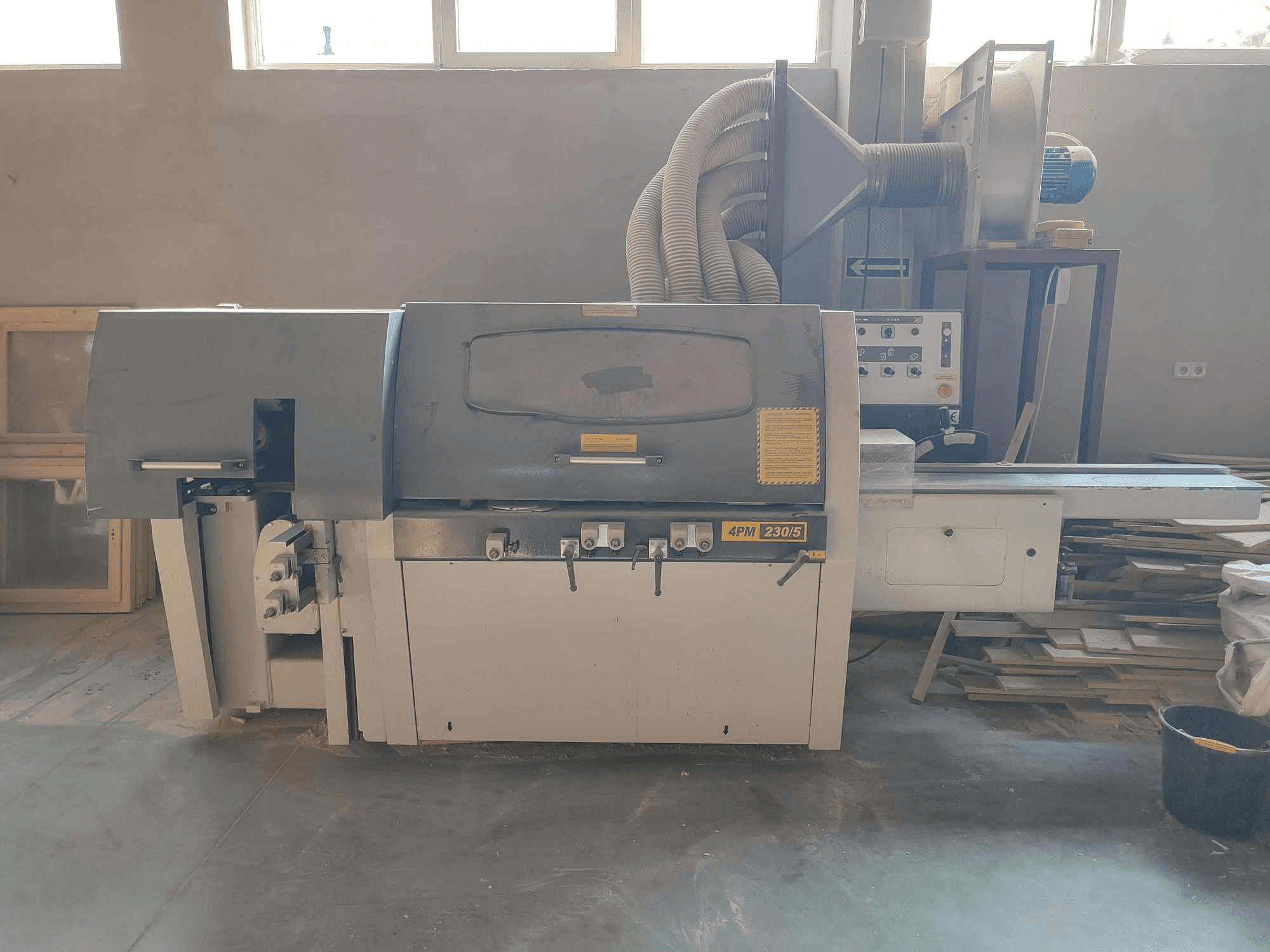 Čelní pohled na HASKOVO 4PM-230/5 stroj