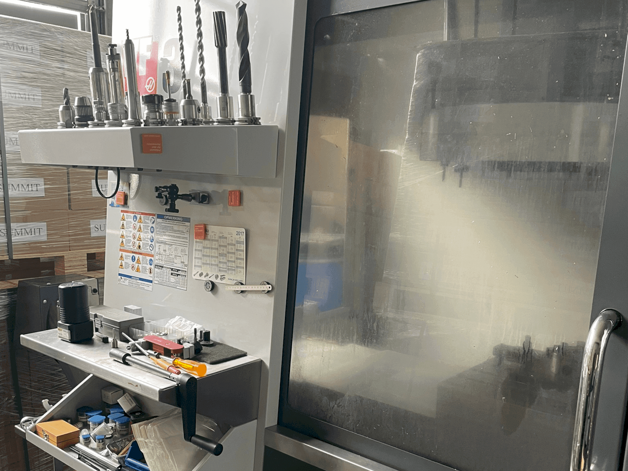 Čelní pohled na HAAS VF-3 stroj