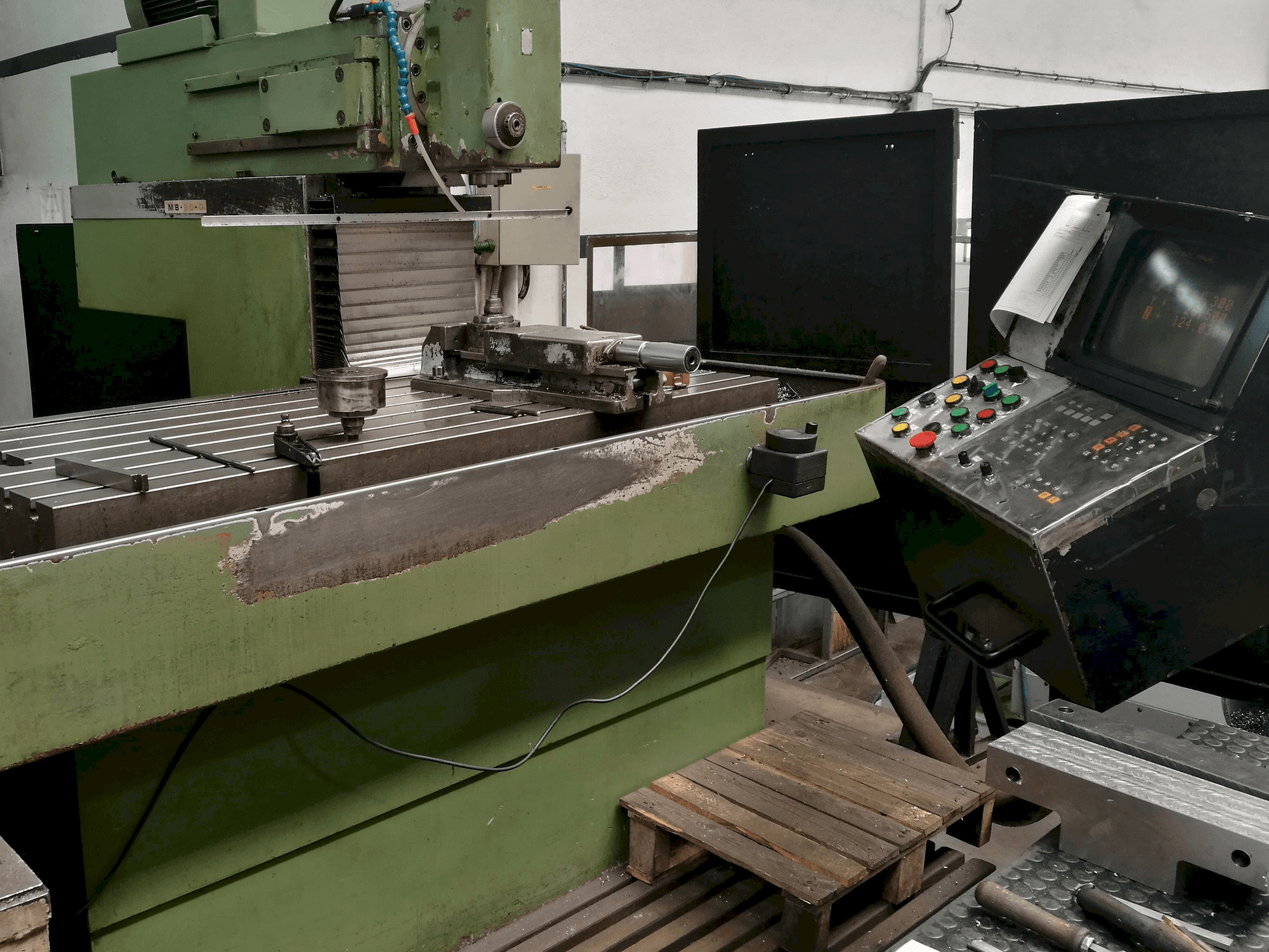 Čelní pohled na Metba MB50-D stroj