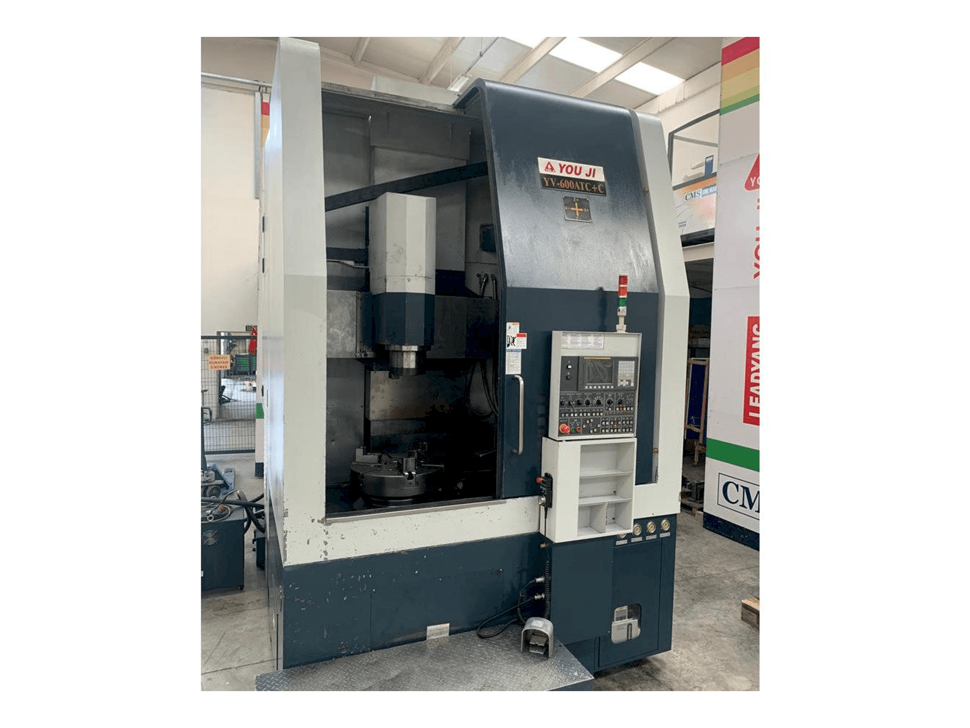 Čelní pohled na YOU JI Yv 600ATC+C stroj