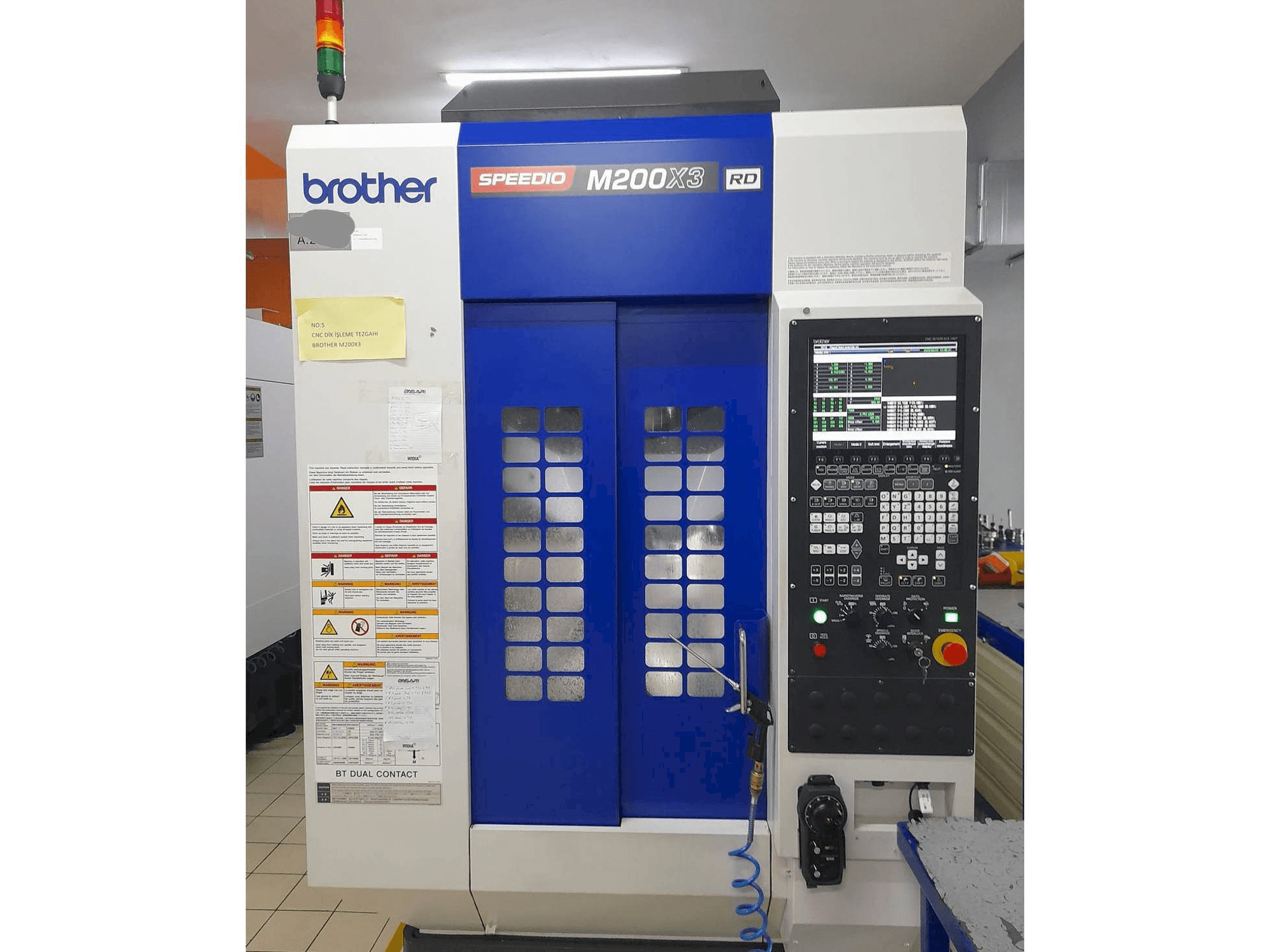 Čelní pohled na Brother M200X3 stroj