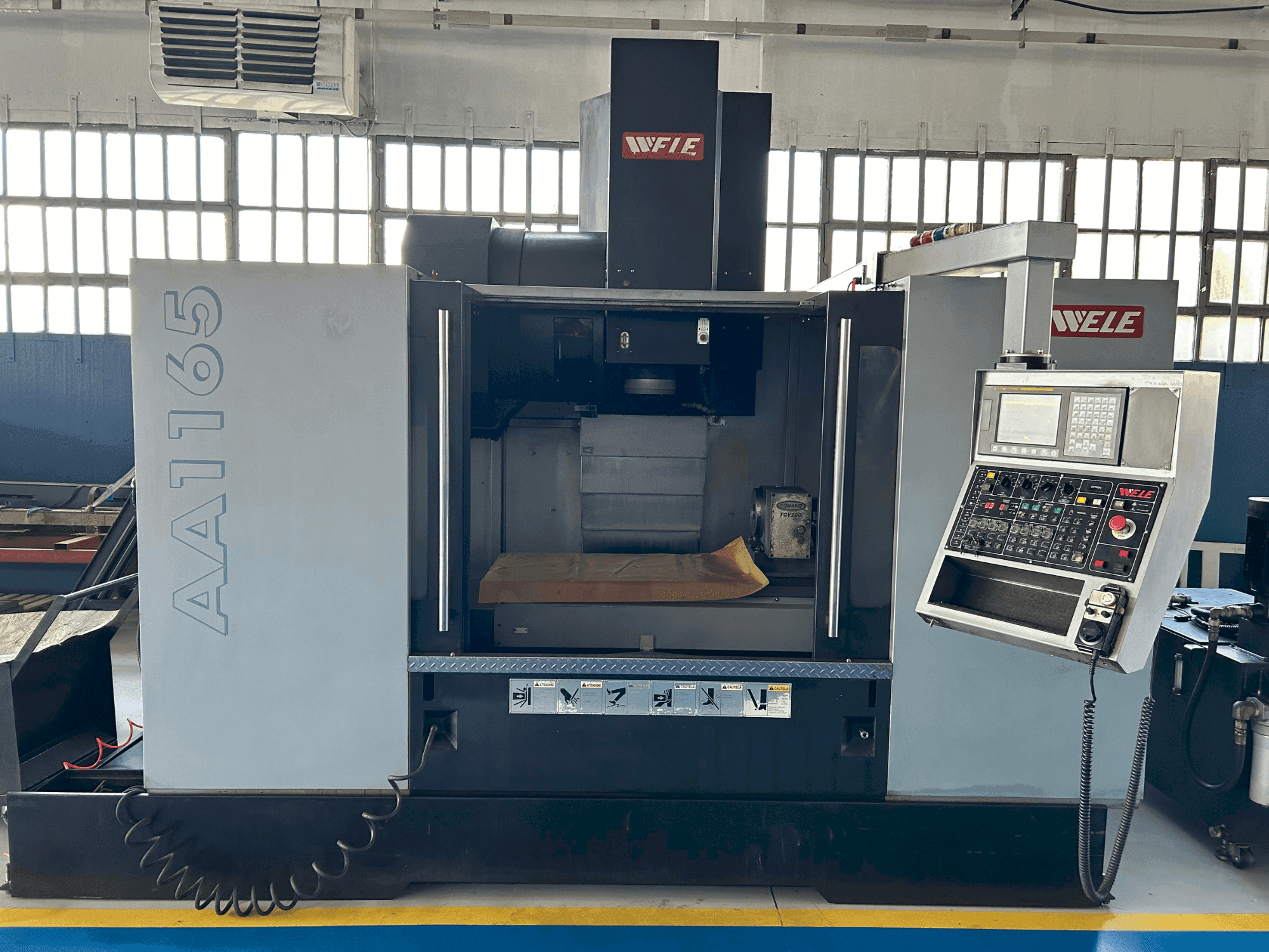 Čelní pohled na Wele AA1165 stroj