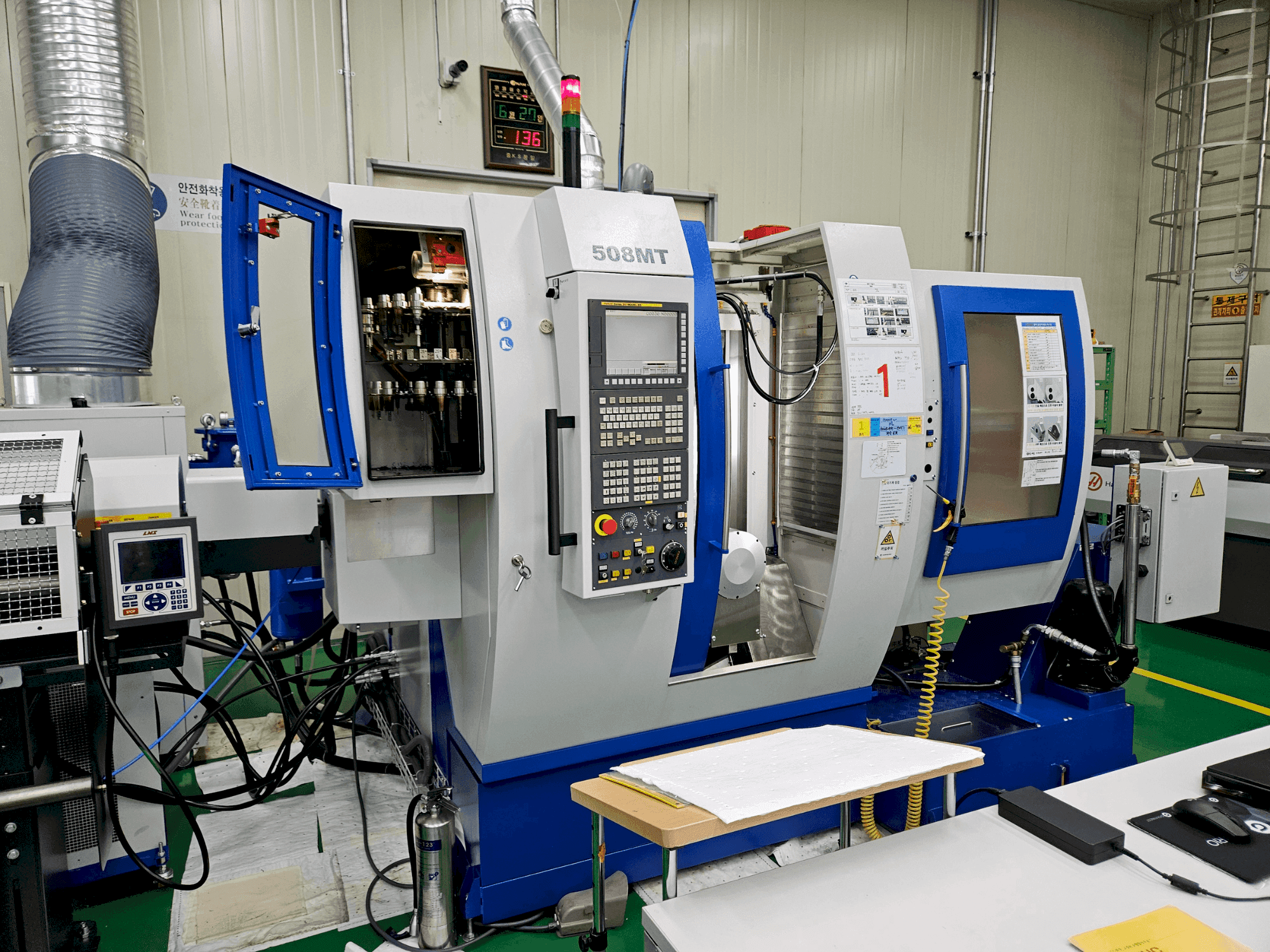 Čelní pohled na WILLEMIN-MACODEL 508MT stroj