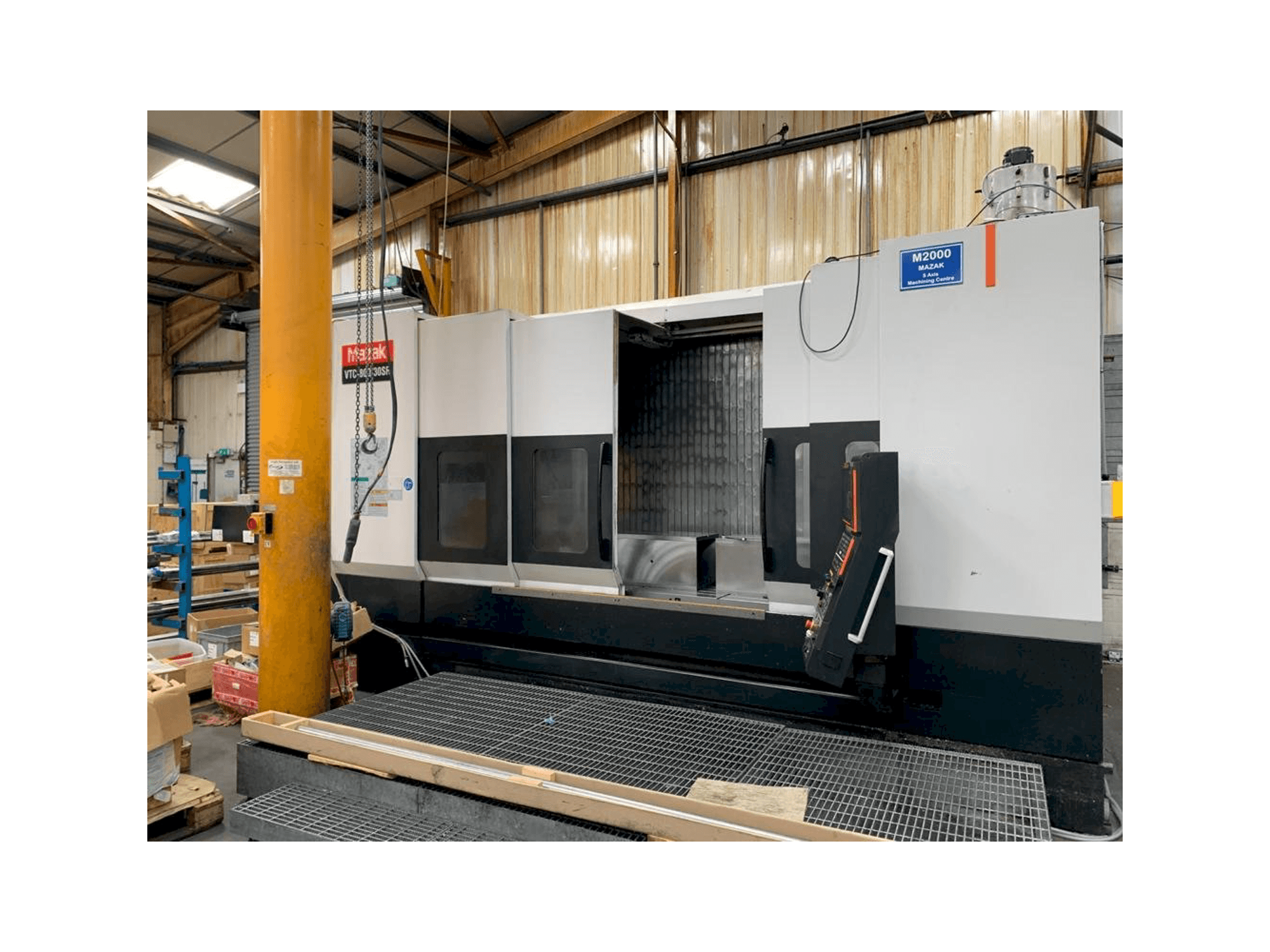 Čelní pohled na Mazak VTC-800/30SR stroj