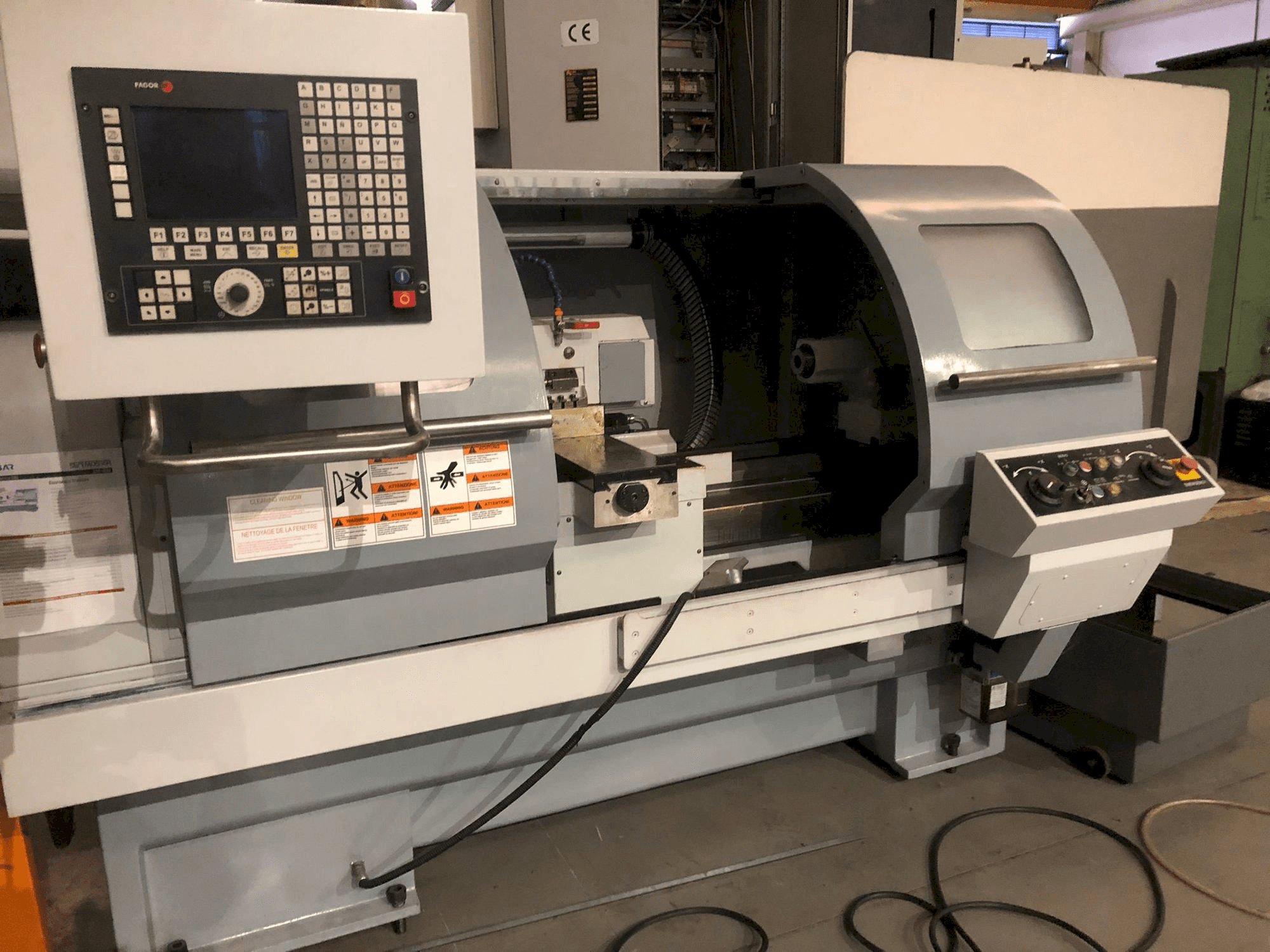 Čelní pohled na SUNMASTER CSR-1840 stroj