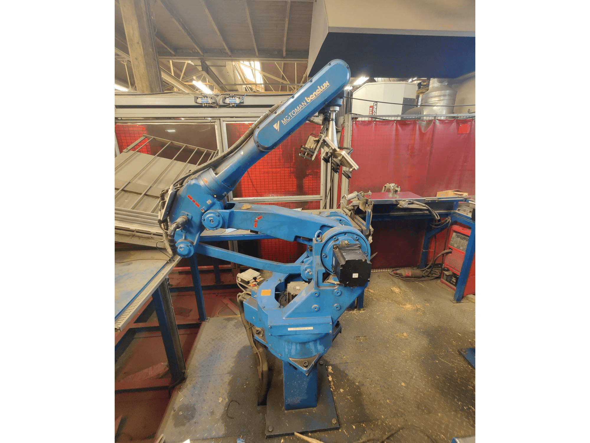 Čelní pohled na Yaskawa YR-SK16-C000 stroj