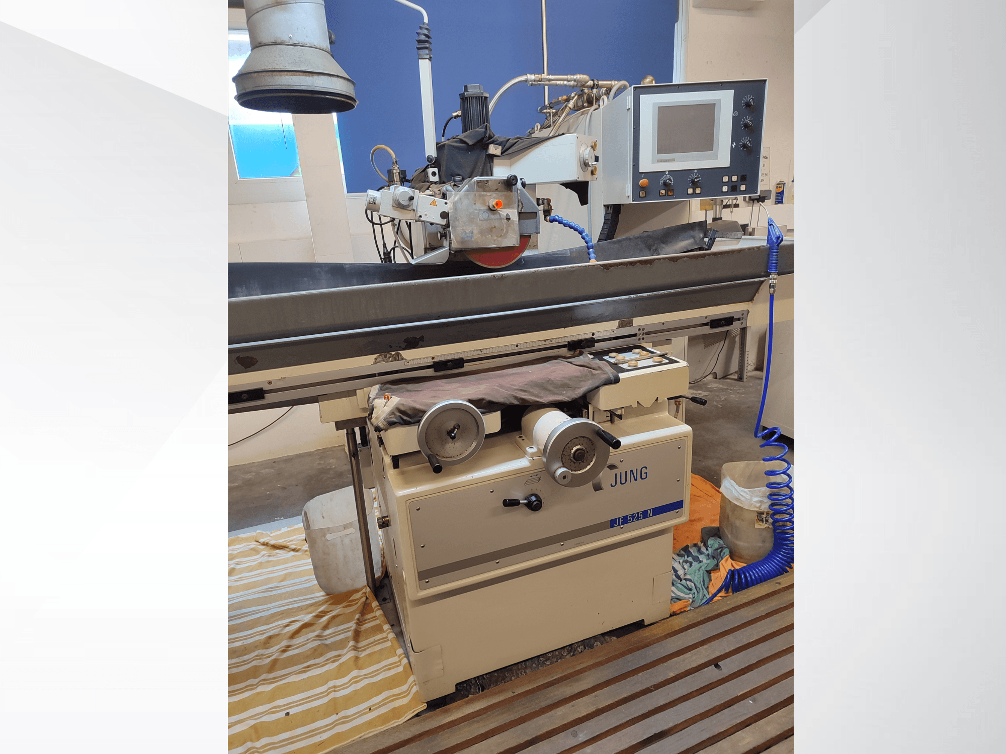 Bruska na plocho JUNG JF 525 N, pohled zepředu na brusný kotouč, ovládací panel a detaily podstavce.