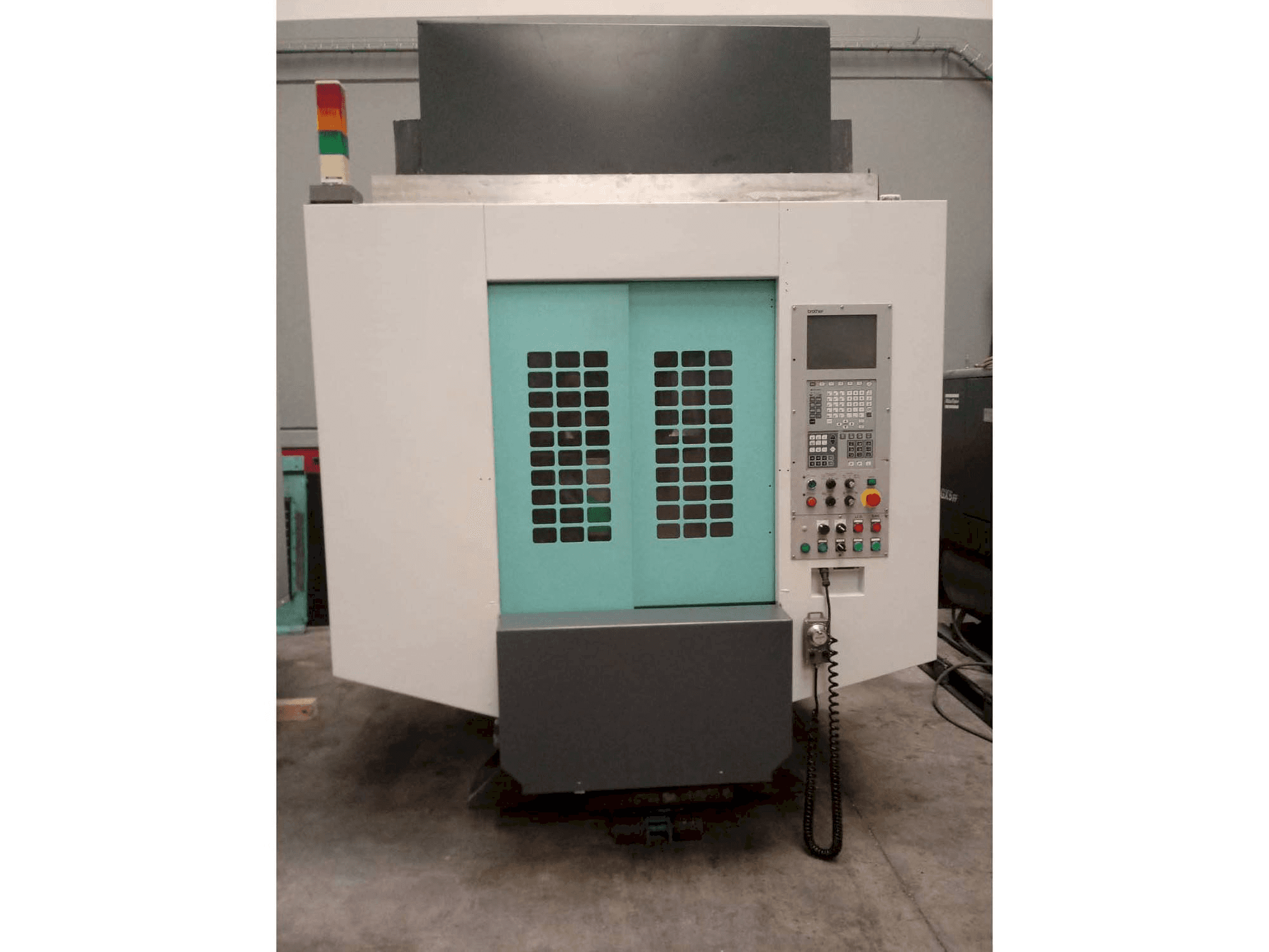 Čelní pohled na Brother TC-S2DN-O stroj