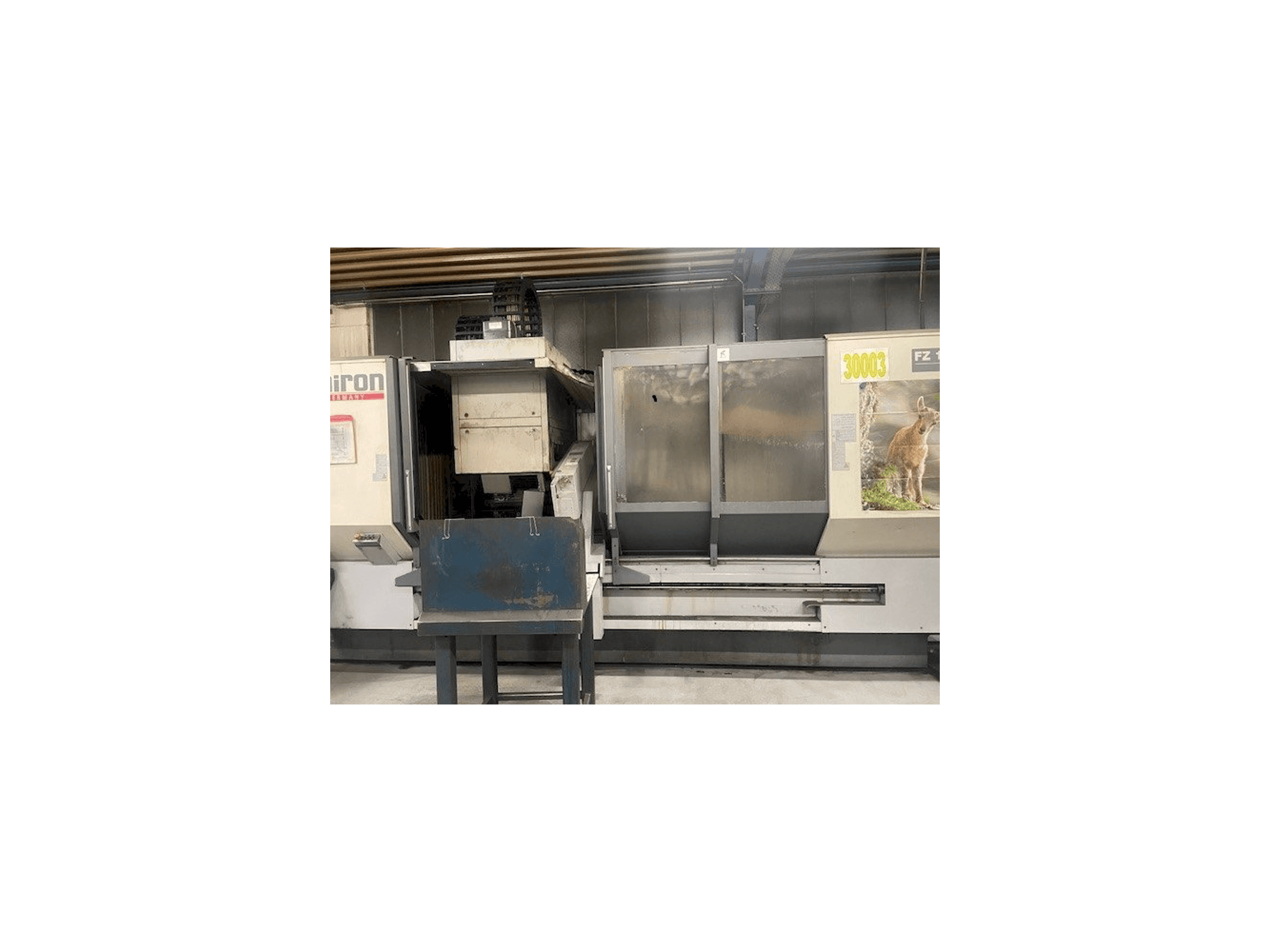 Čelní pohled na CHIRON FZ18KL stroj