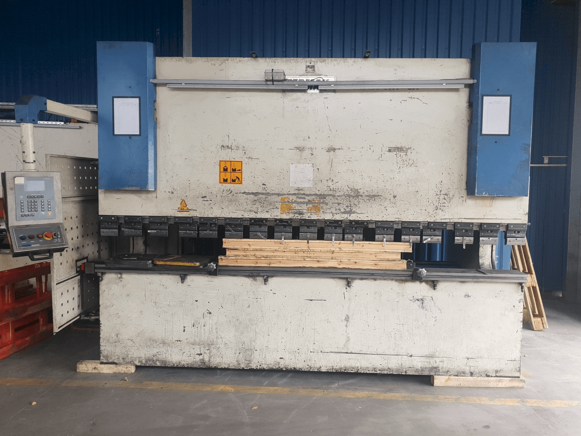 Čelní pohled na ERMAK CNCHAP 3600x200 stroj