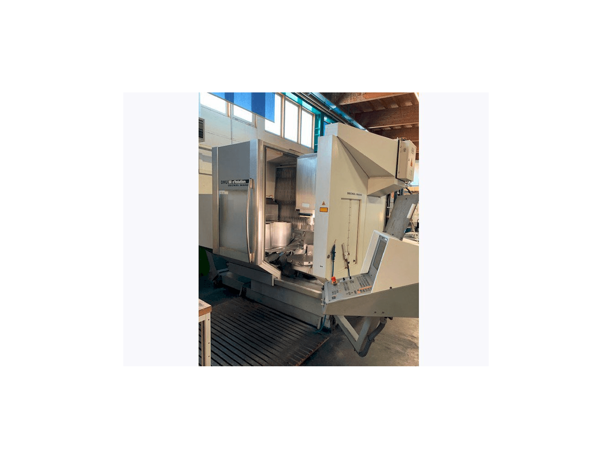 Čelní pohled na DECKEL MAHO DMU 50 eVolution stroj