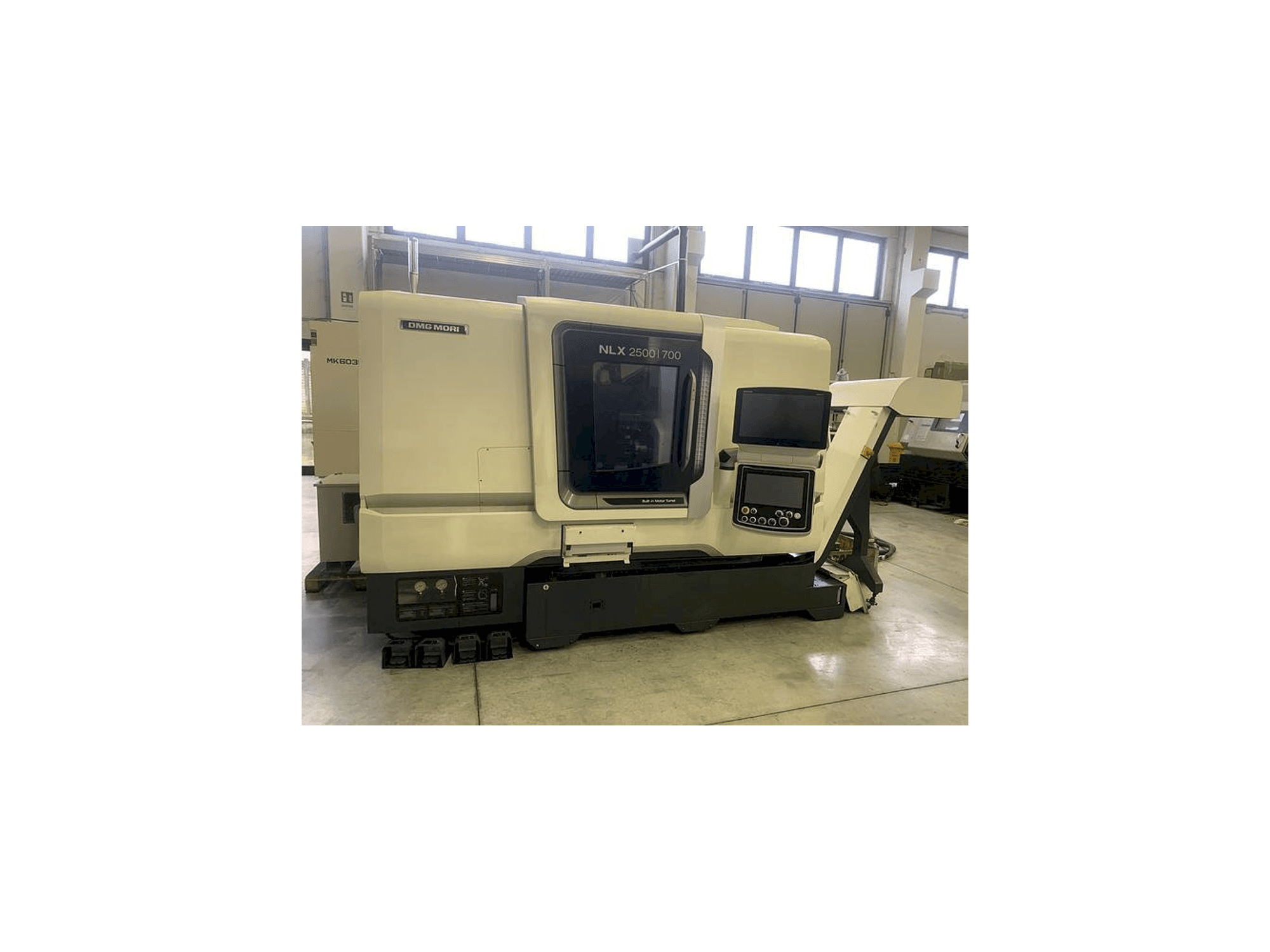 Čelní pohled na DMG MORI NLX 2500SY stroj
