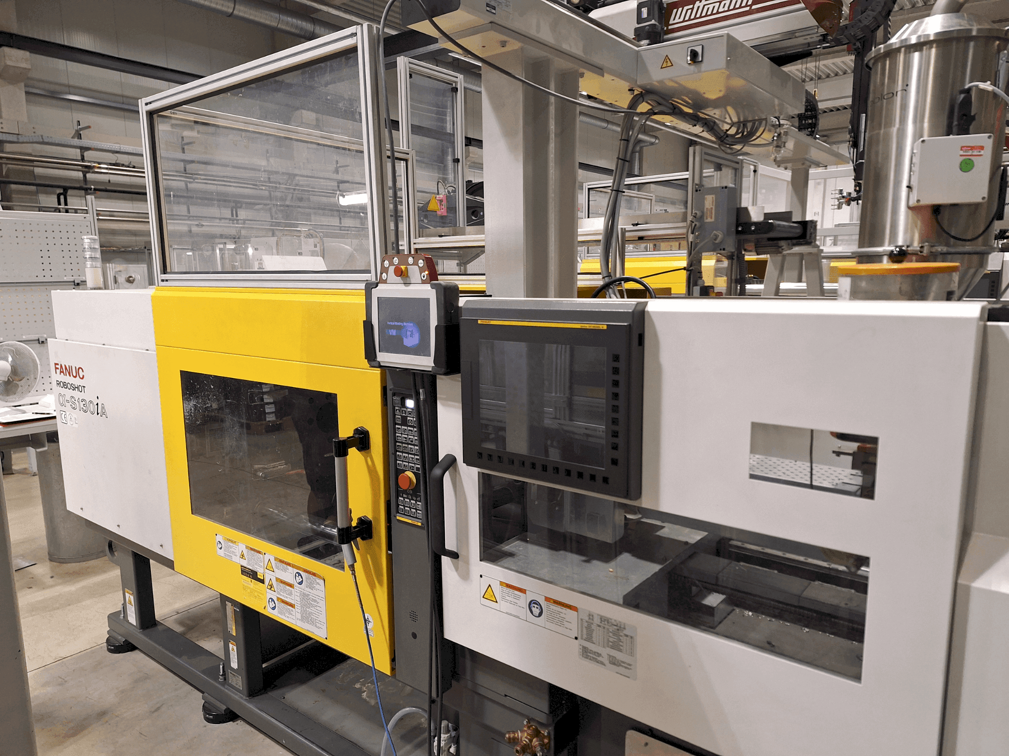 Čelní pohled na FANUC Roboshot S130iA stroj