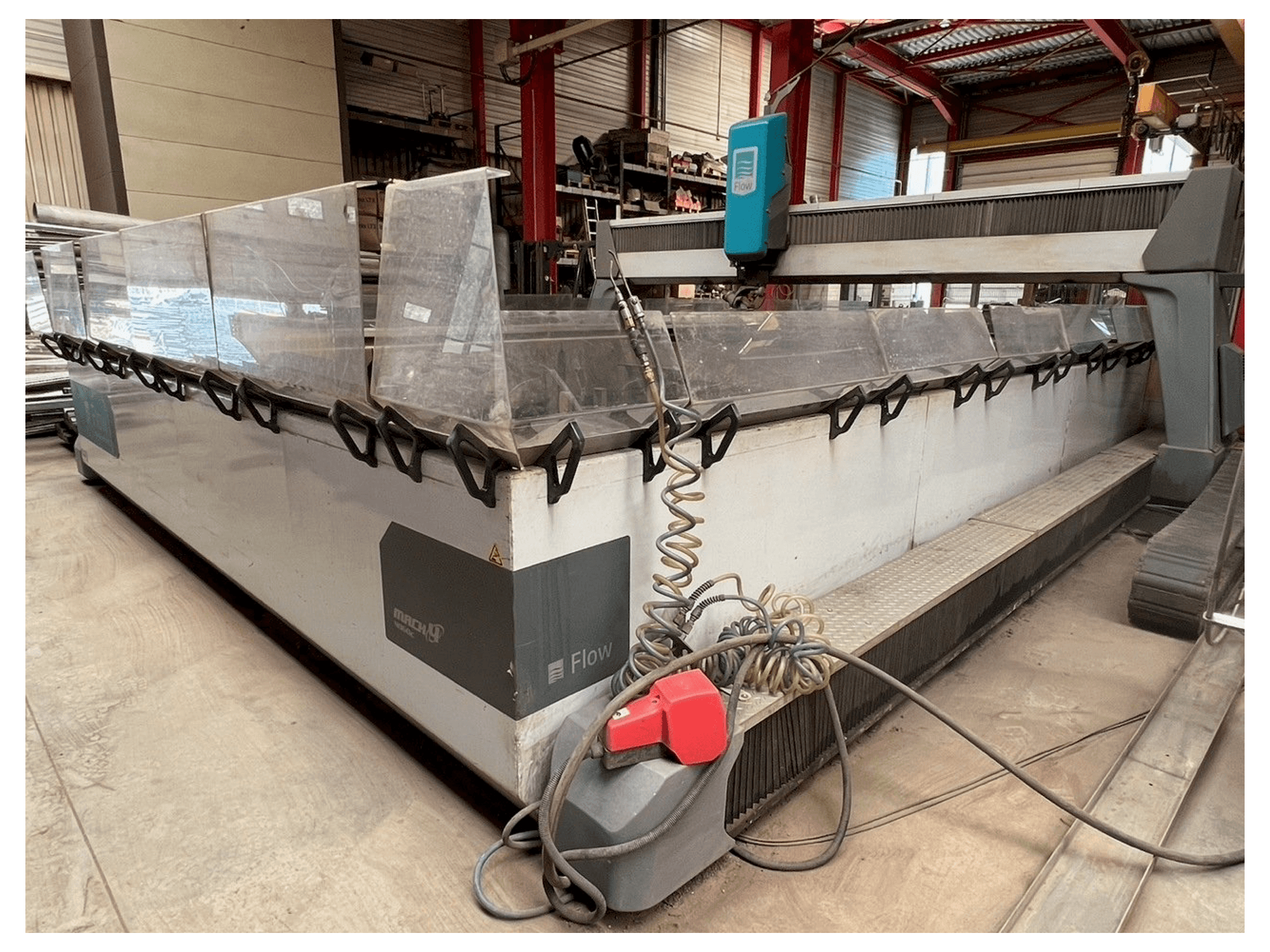 Čelní pohled na Flow MACH4 4060 XD stroj