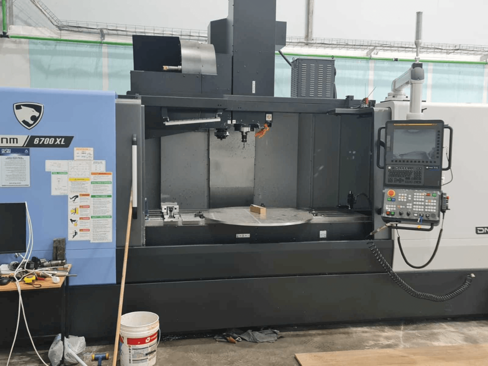 Čelní pohled na Doosan DNM 6700 XL stroj