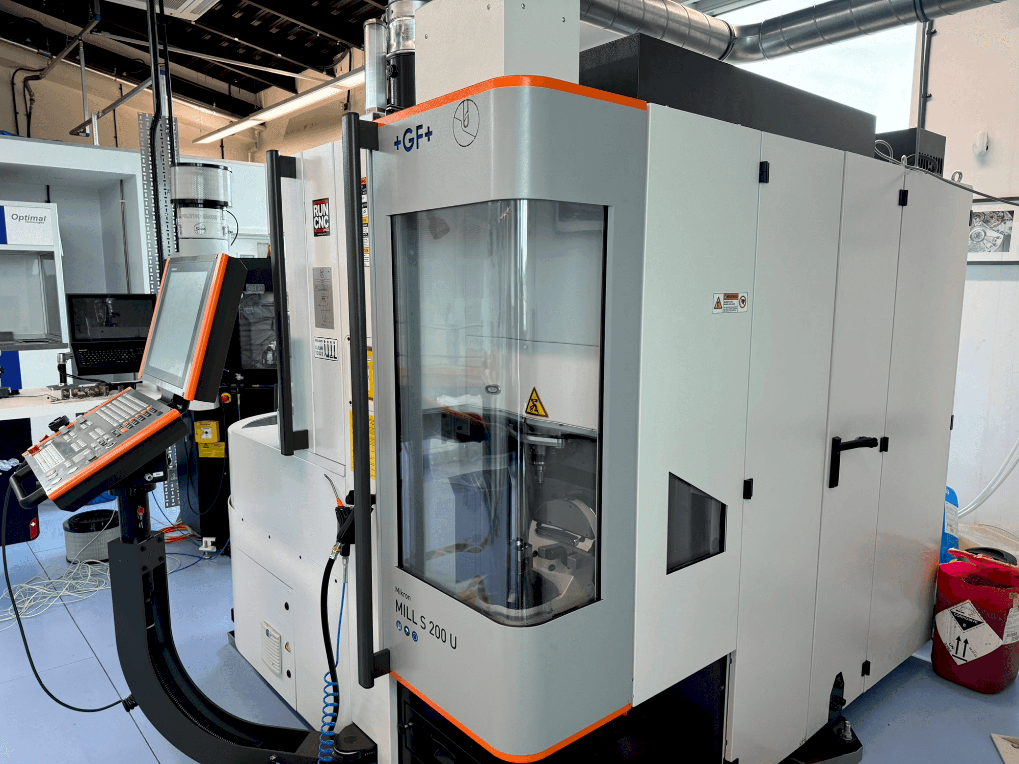 Čelní pohled na +GF+ Mikron Mill S 200U stroj