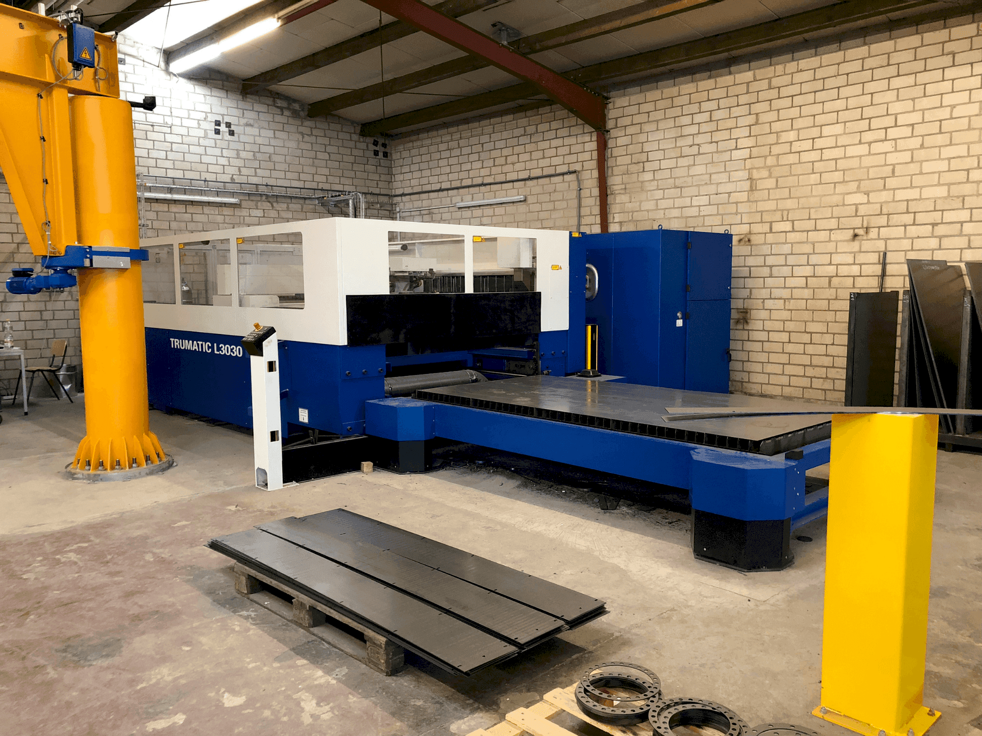 Čelní pohled na TRUMPF Trumatic L3030 stroj