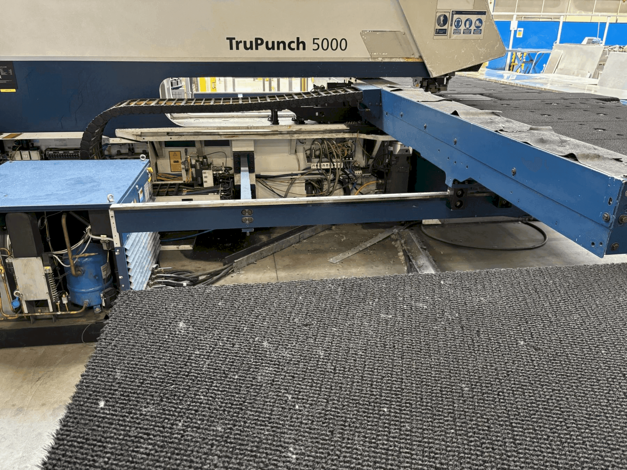Čelní pohled na TRUMPF TRUPUNCH 5000 S10 stroj
