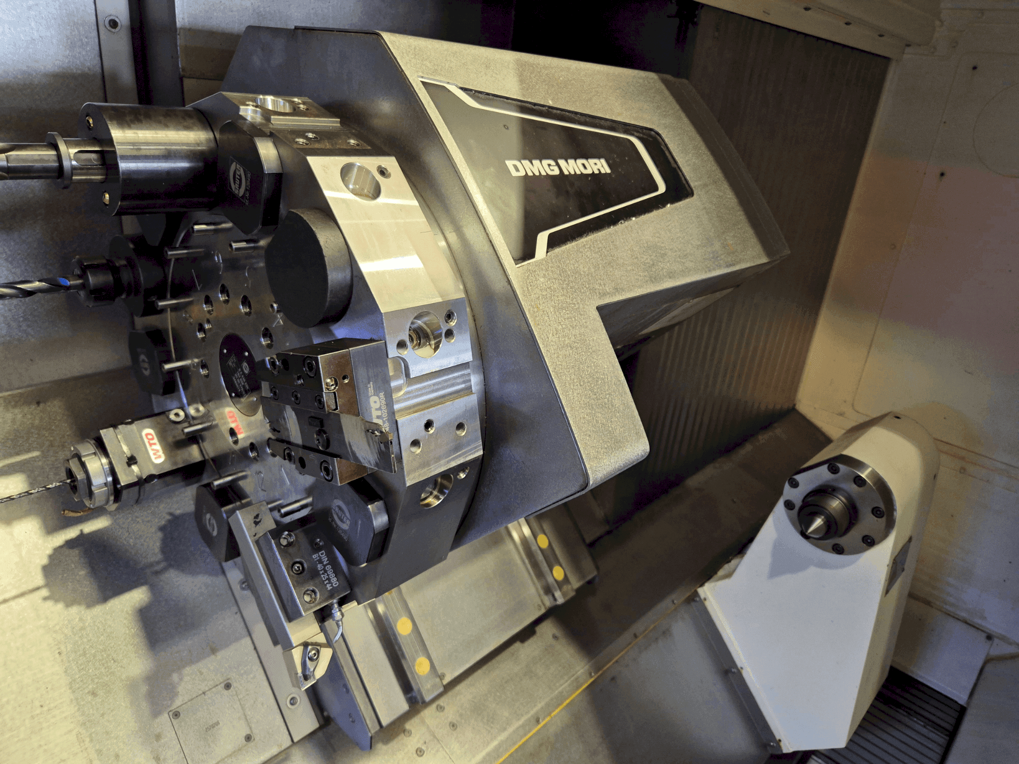Čelní pohled na DMG MORI CLX 550 V4 stroj