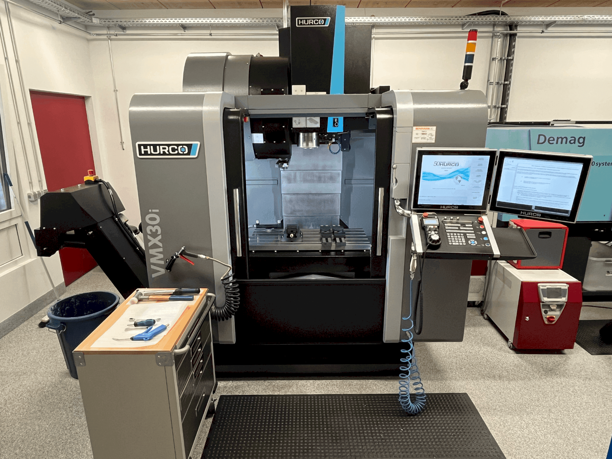 Čelní pohled na Hurco VMX30i stroj