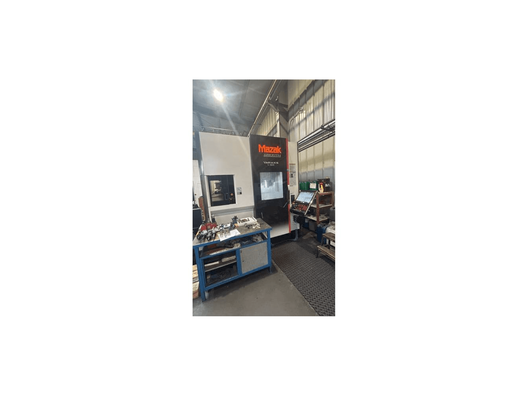 Čelní pohled na Mazak Variaxis C-600 stroj