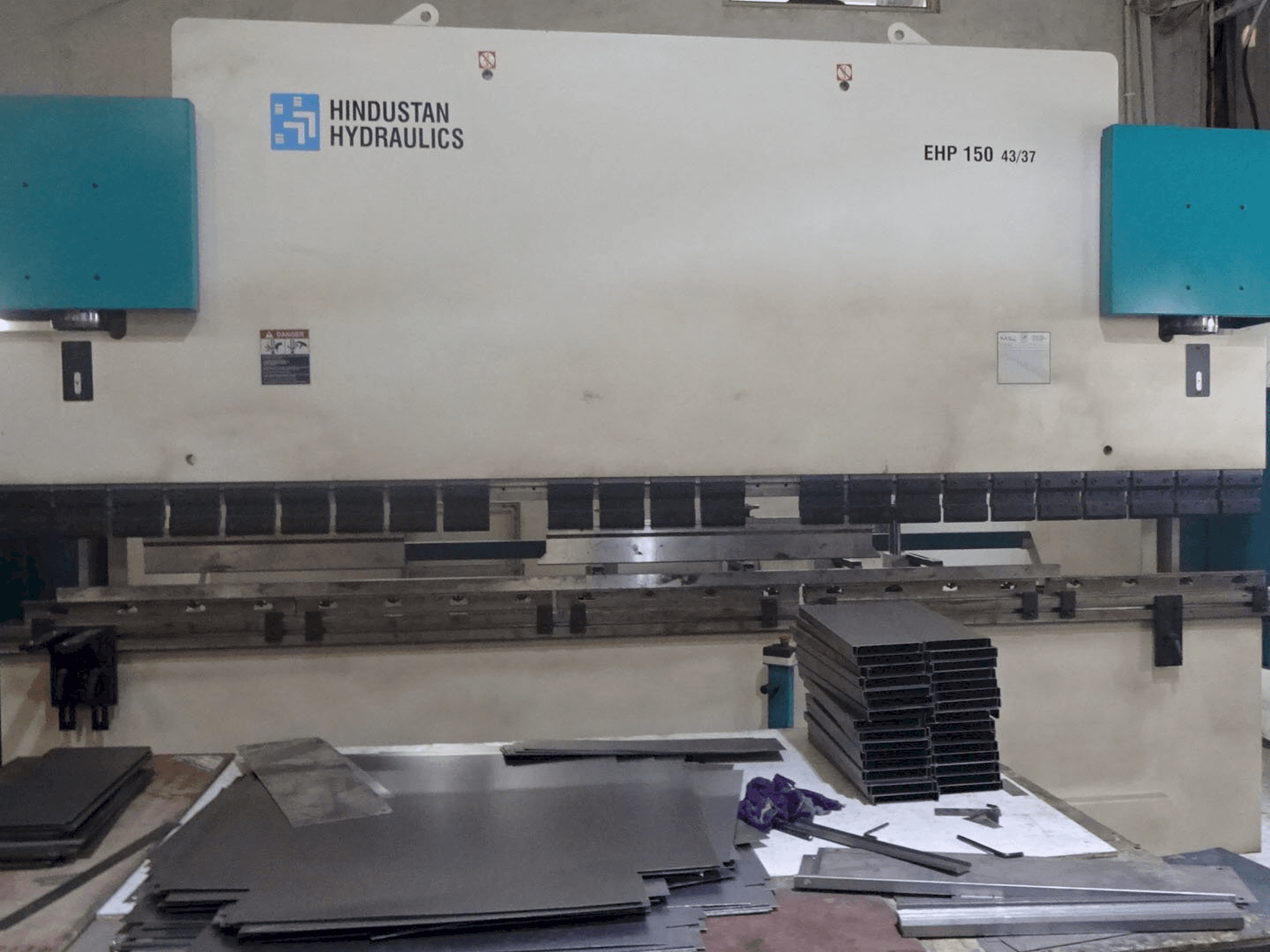 Čelní pohled na Hindustan Hydraulics EHP 150 stroj