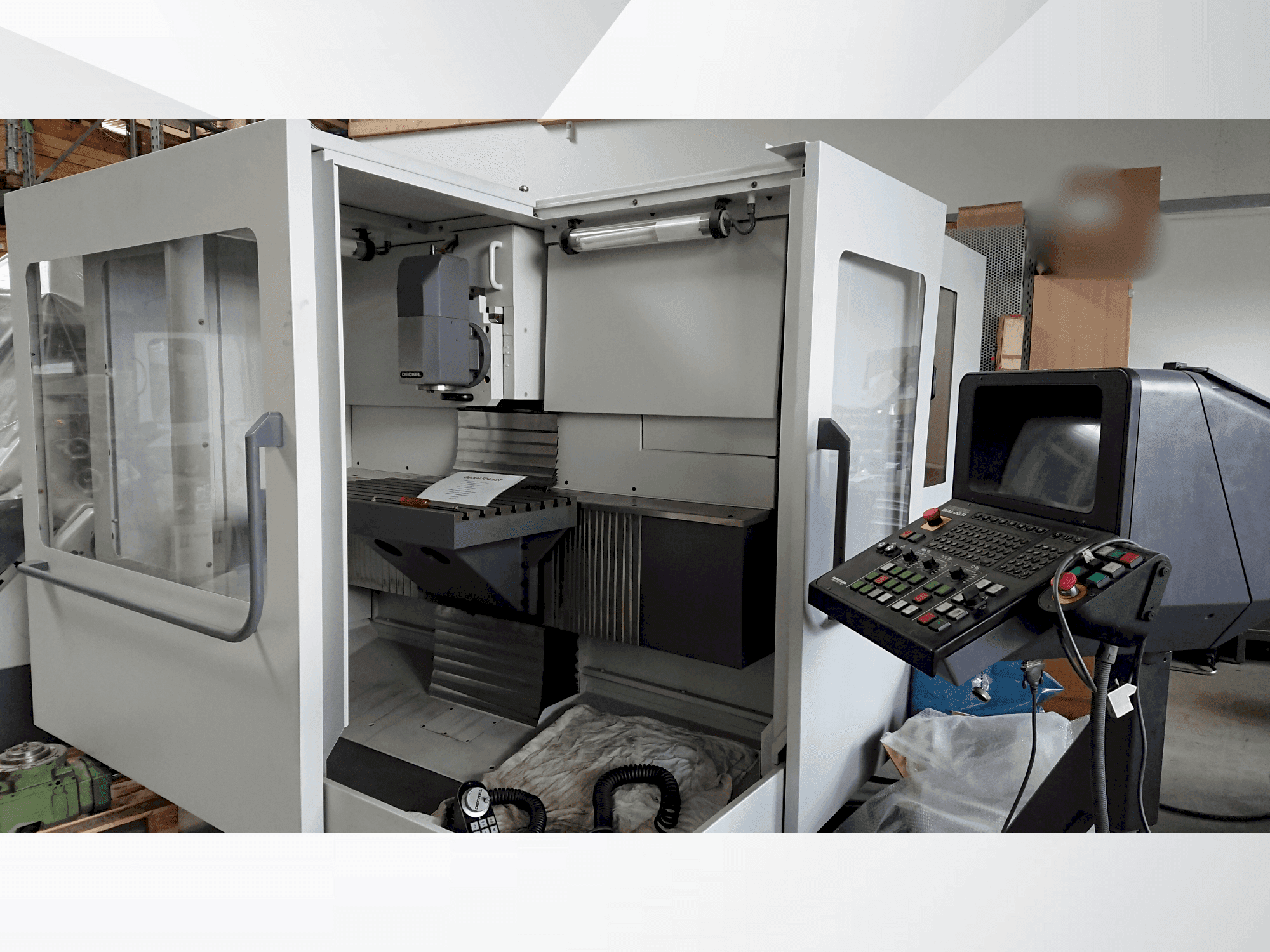 Čelní pohled na DECKEL FP4-60T stroj