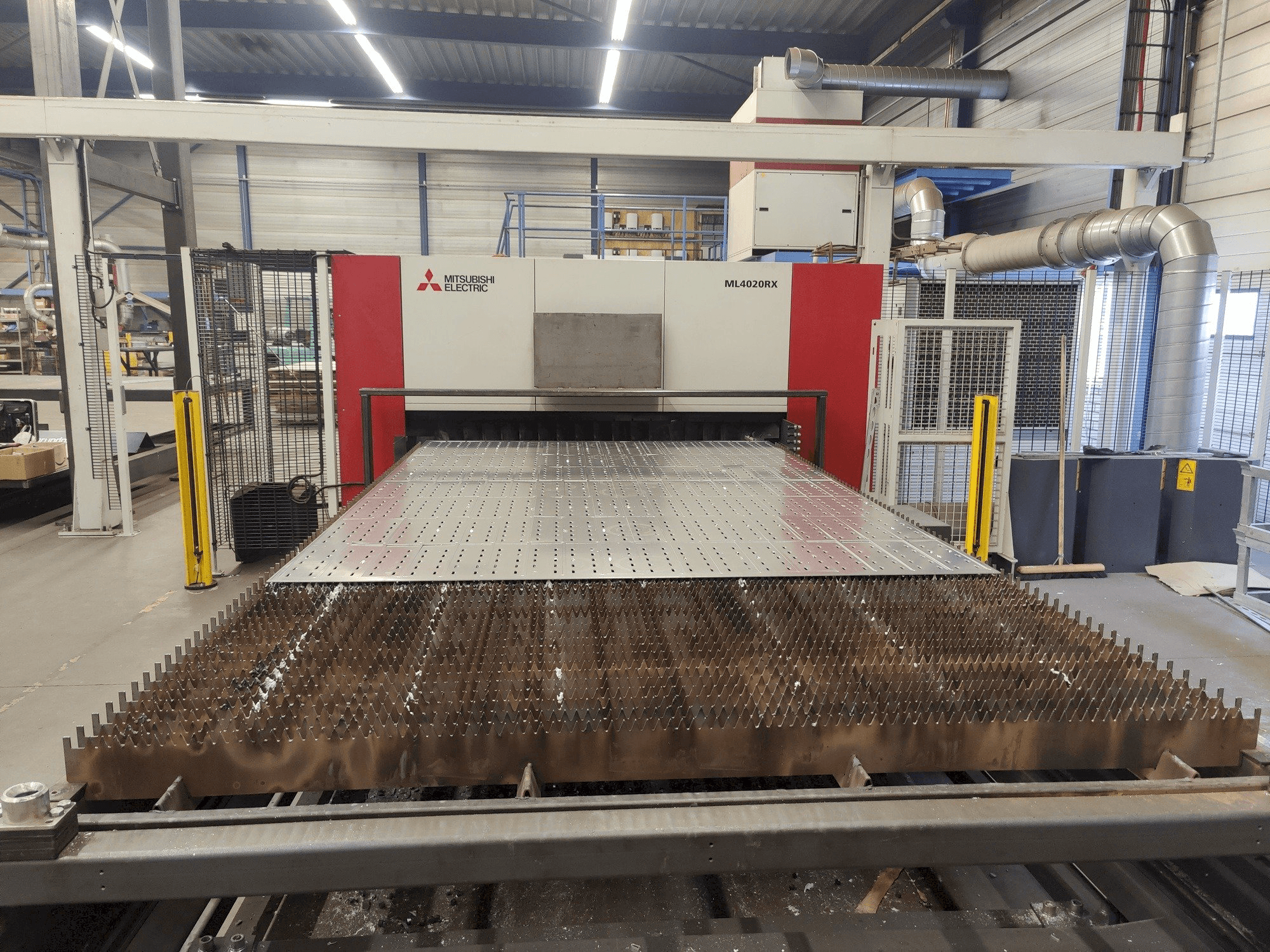 Čelní pohled na Mitsubishi ML4020RX-F60 6,0kW CO2 stroj