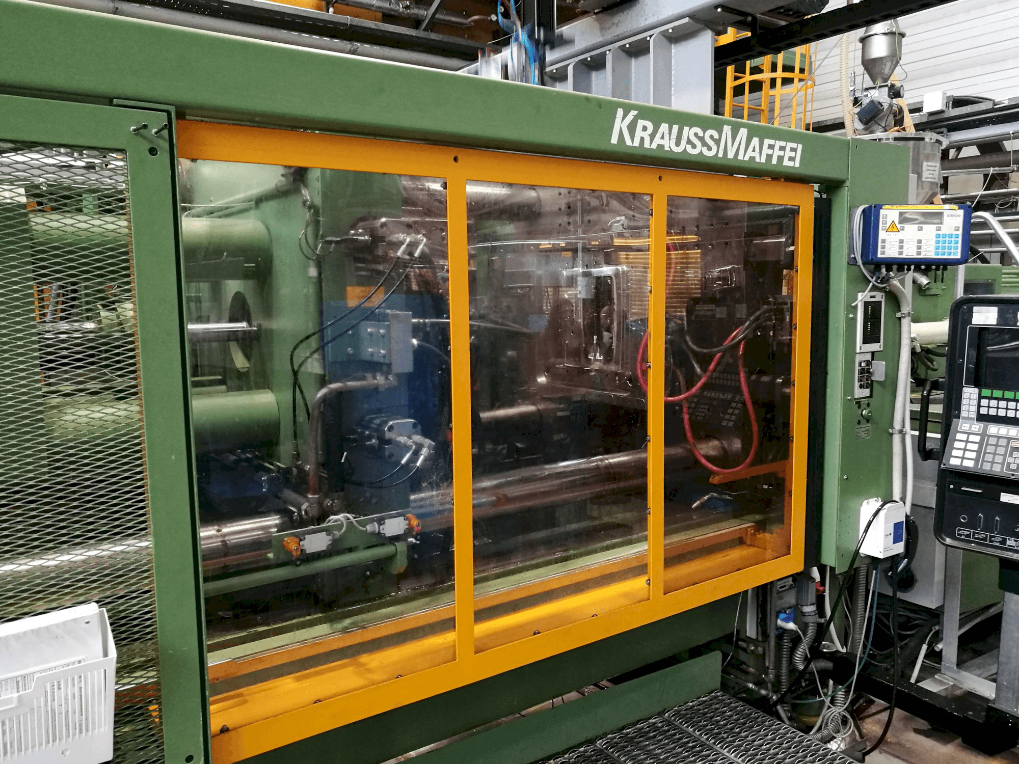 Levý pohled na Krauss Maffei 650-2300 B2 stroj